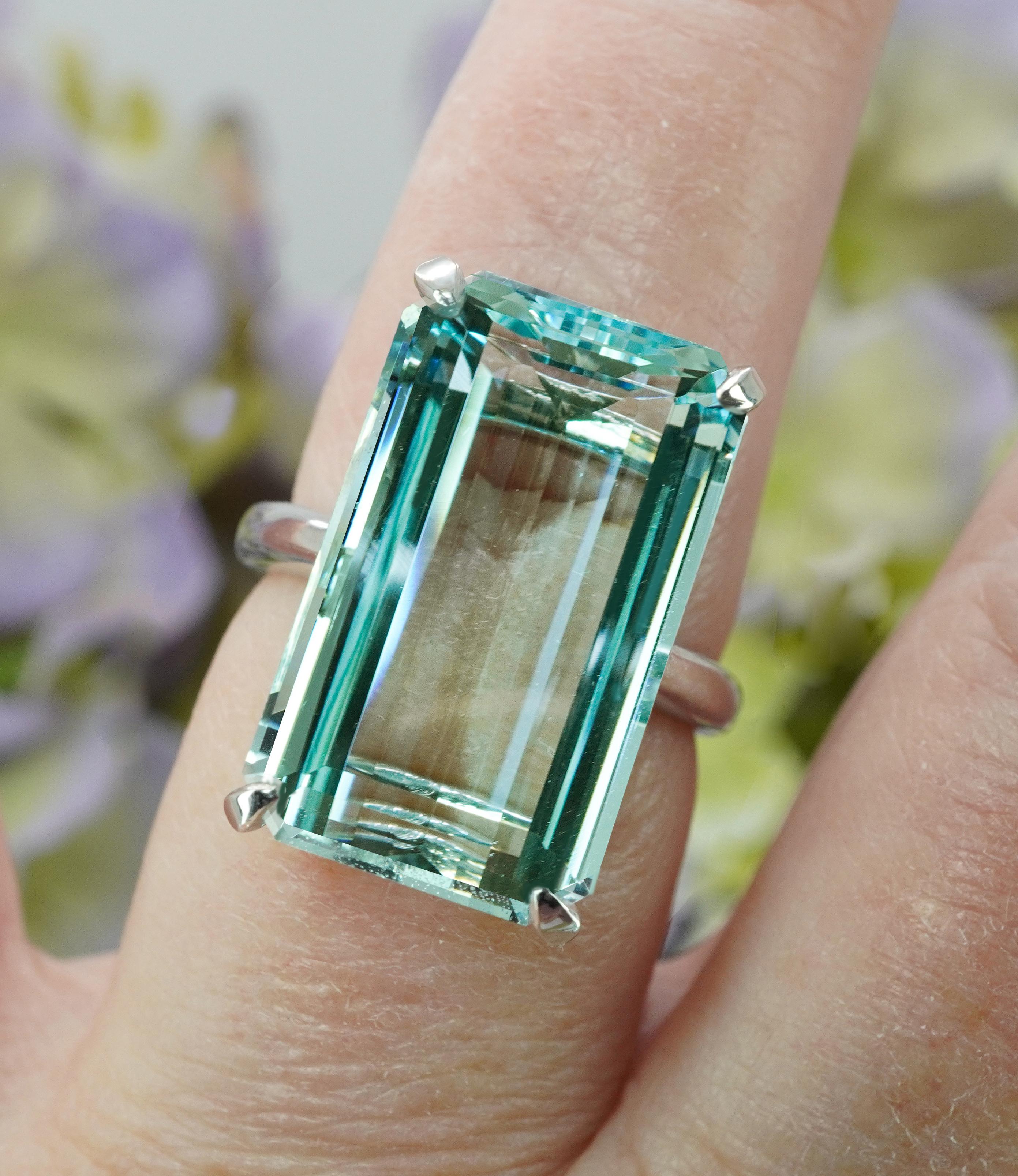 Vintage 17ct Emerald cut Aquamarin Solitär 14K Weißgold Großer Cocktail Ring (Retro) im Angebot