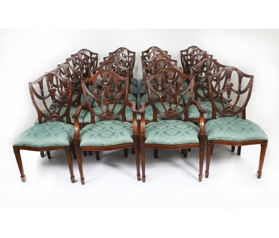 Table de salle à manger vintage de 17 pieds à quatre piliers en acajou et 18 chaises fédérales du 20ème siècle en vente 8