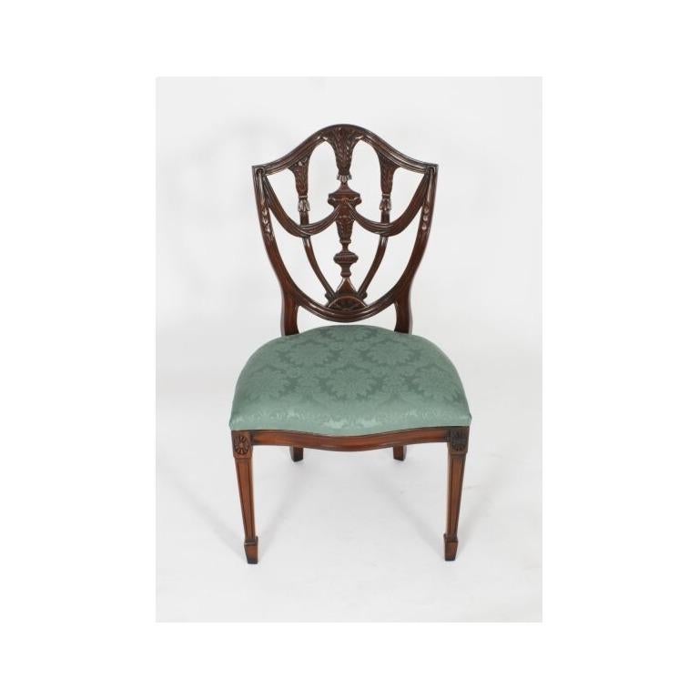 Table de salle à manger vintage de 17 pieds à quatre piliers en acajou et 18 chaises fédérales du 20ème siècle en vente 11