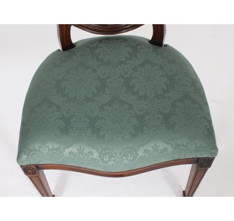 Table de salle à manger vintage de 17 pieds à quatre piliers en acajou et 18 chaises fédérales du 20ème siècle en vente 13