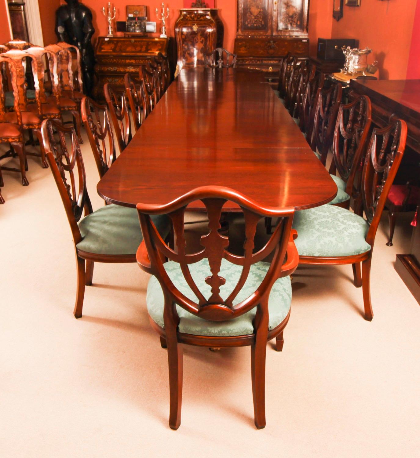 Il s'agit d'un superbe ensemble de salle à manger vintage Regency Revival comprenant une monumentale table de salle à manger vintage de style Regency et un ensemble de dix-huit chaises de salle à manger de style Federal, datant de la seconde moitié