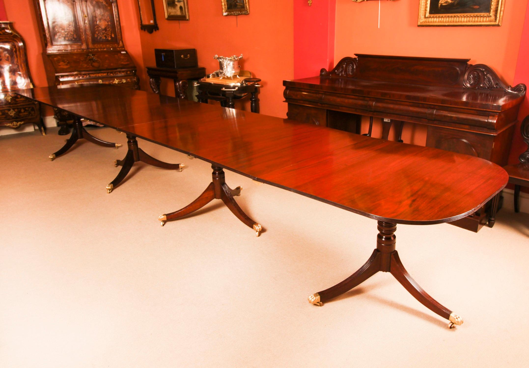 Néo-Régence Table de salle à manger vintage de 17 pieds à quatre piliers en acajou et 18 chaises fédérales du 20ème siècle en vente
