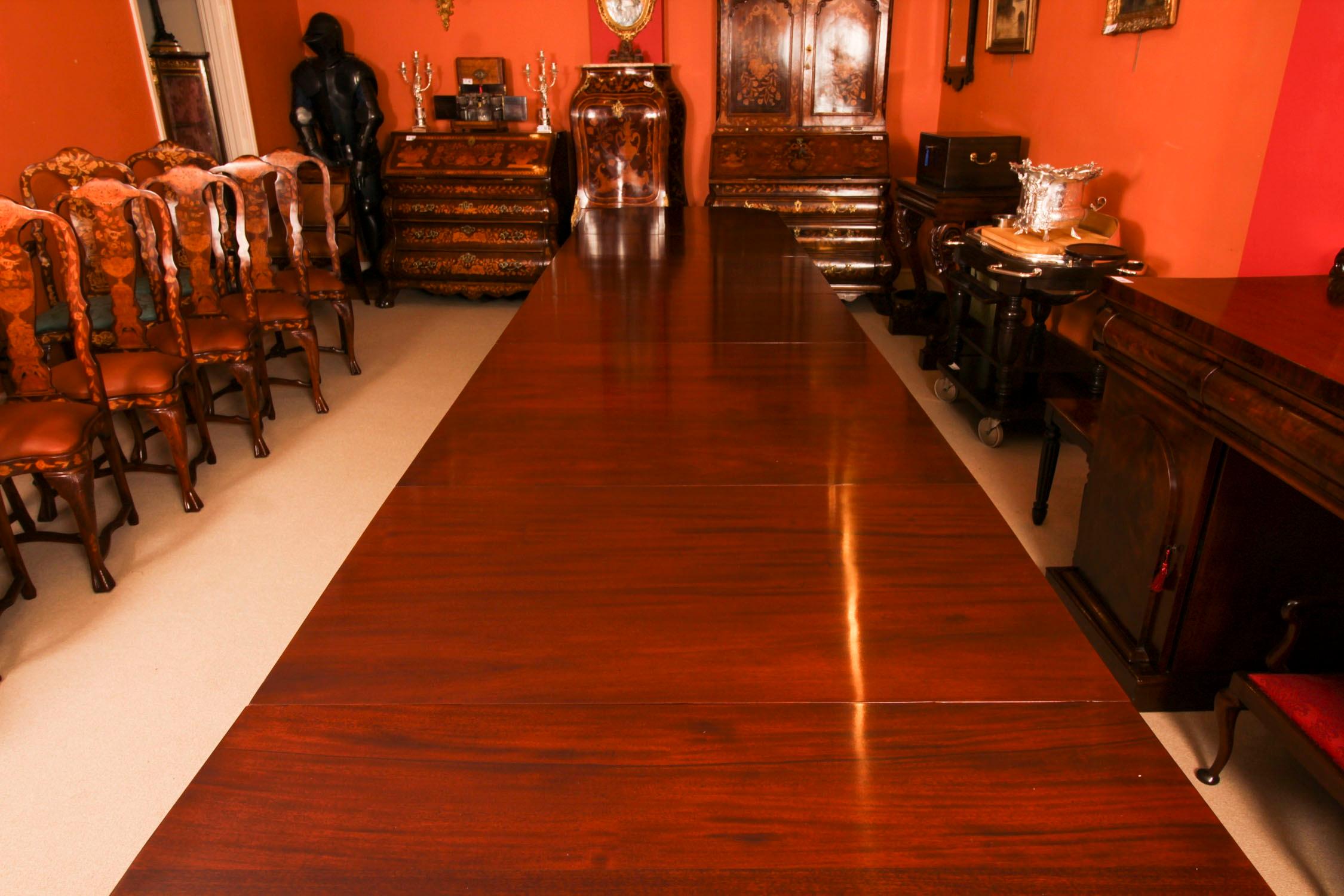Acajou Table de salle à manger vintage de 17 pieds à quatre piliers en acajou et 18 chaises fédérales du 20ème siècle en vente