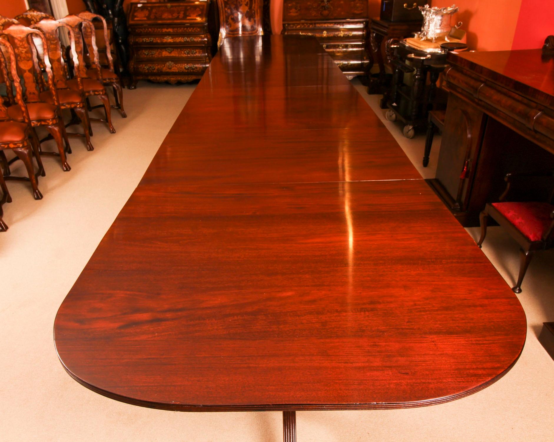 Table de salle à manger de style Régence 17 pieds en acajou flammé 20ème siècle en vente 4
