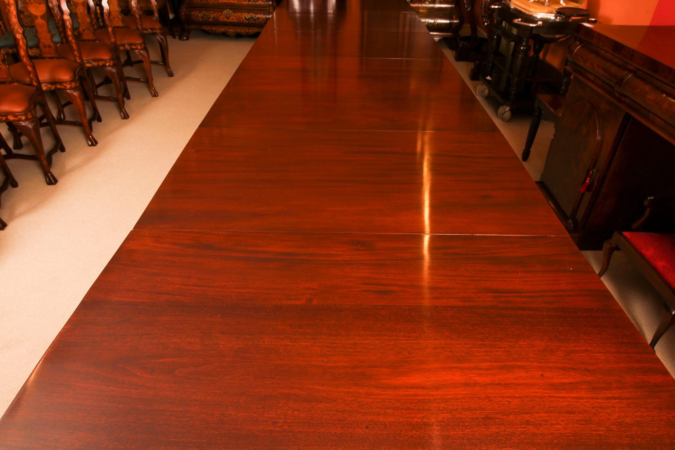 Table de salle à manger de style Régence 17 pieds en acajou flammé 20ème siècle en vente 5