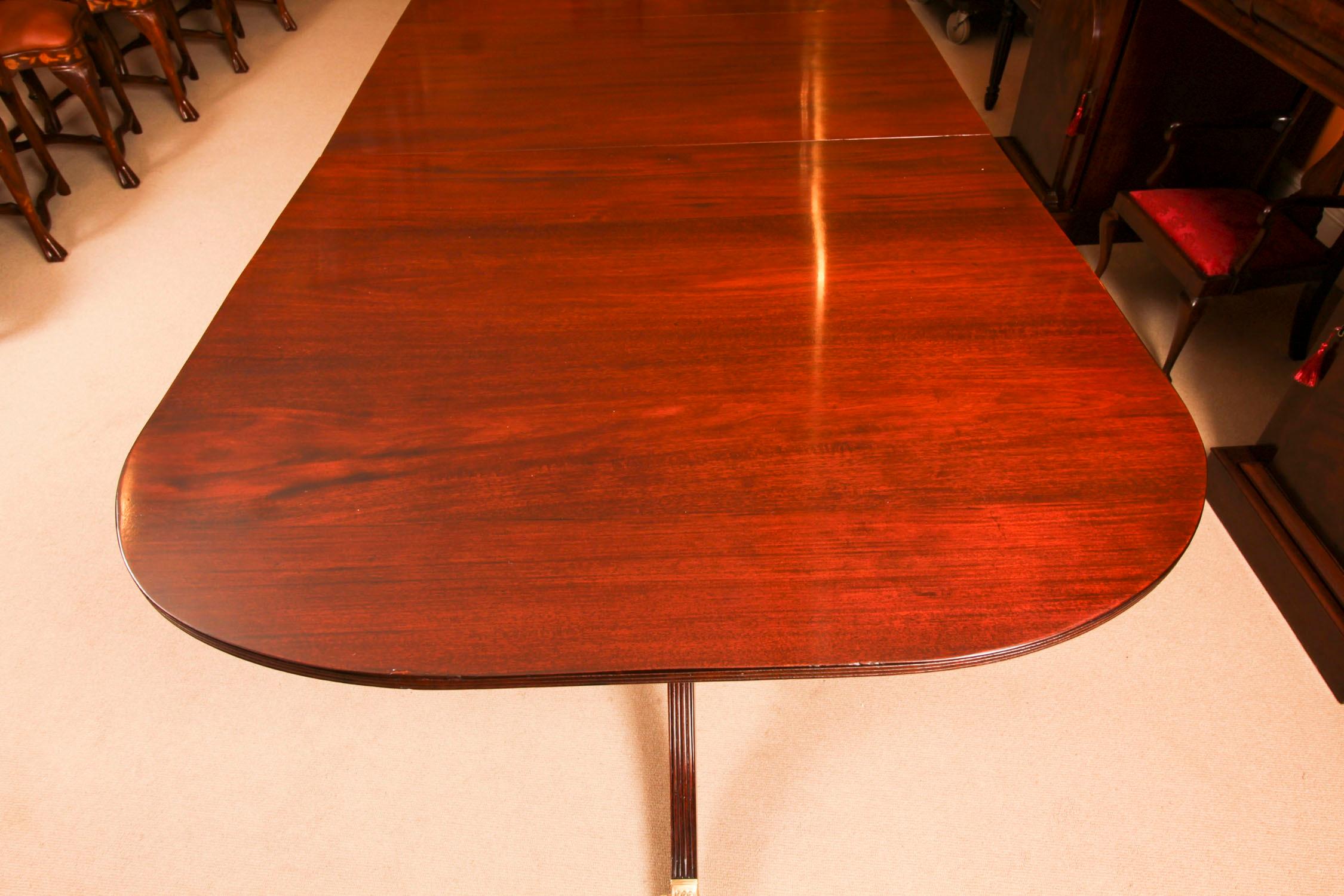 Table de salle à manger de style Régence 17 pieds en acajou flammé 20ème siècle en vente 6
