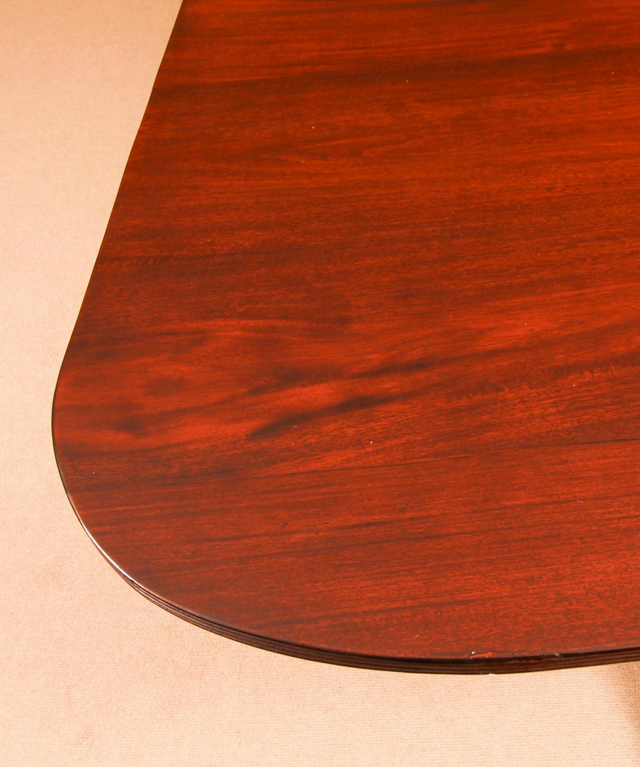 Table de salle à manger de style Régence 17 pieds en acajou flammé 20ème siècle en vente 8