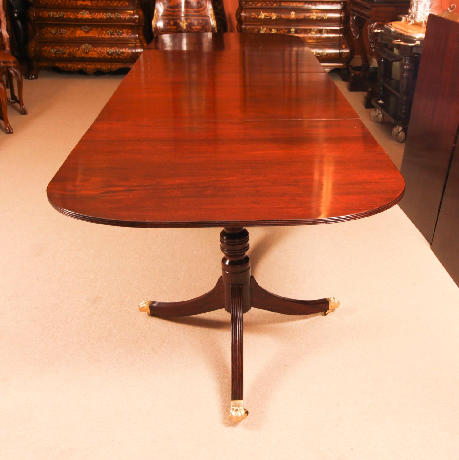 Table de salle à manger de style Régence 17 pieds en acajou flammé 20ème siècle en vente 9