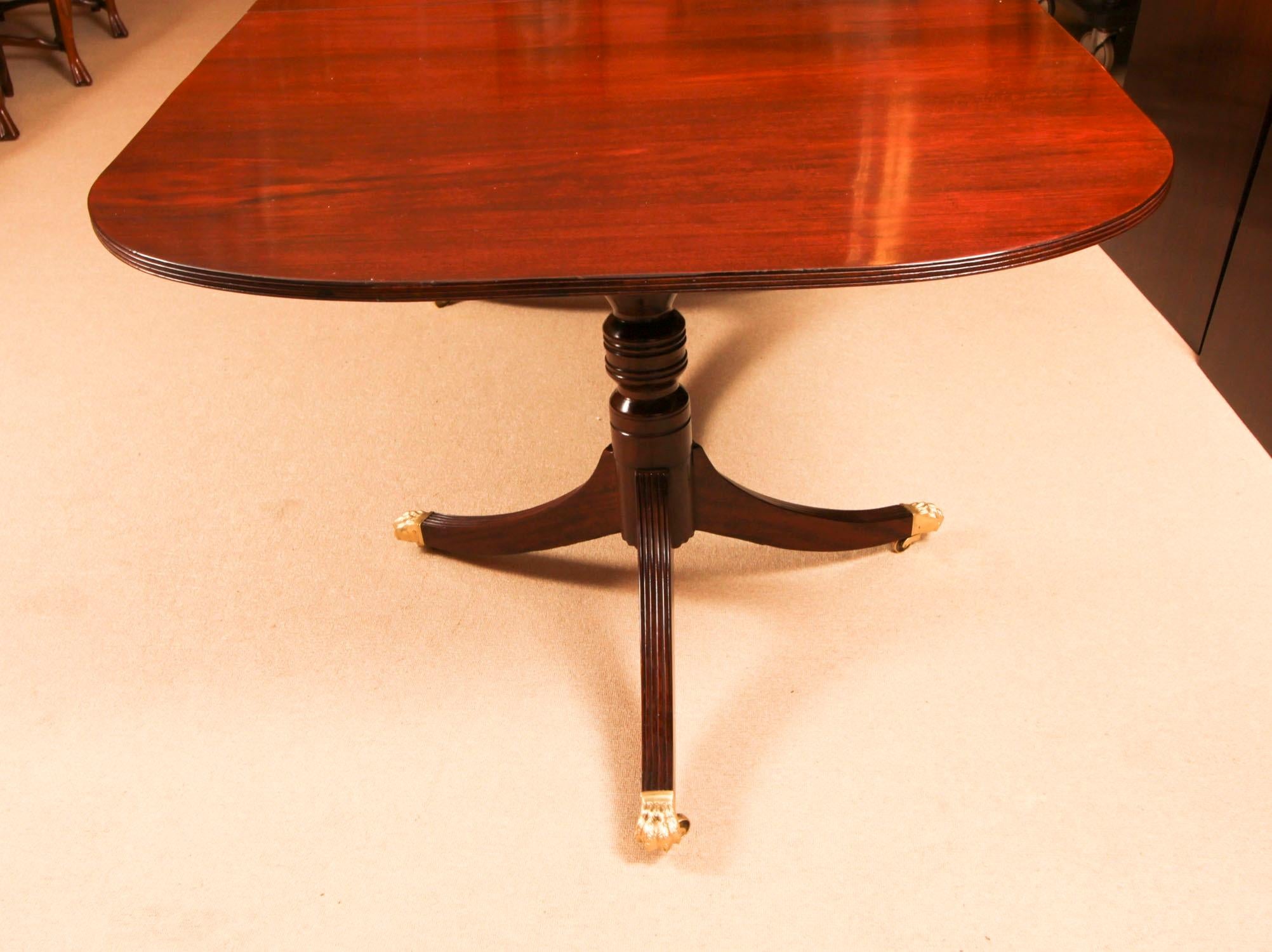 Table de salle à manger de style Régence 17 pieds en acajou flammé 20ème siècle en vente 10