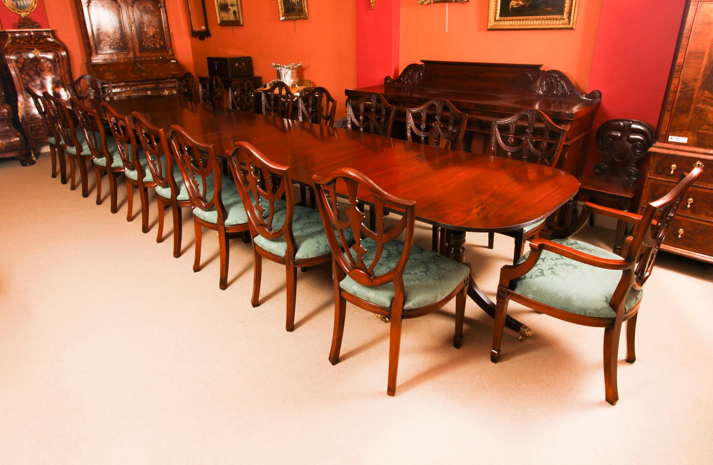 Il s'agit d'une superbe table de salle à manger vintage de 5,25 mètres, de style Regency élégant, fabriquée en acajou flammé et datant de la seconde moitié du 20e siècle.

Capable d'accueillir dix-huit personnes dans un confort royal, il s'agit d'un