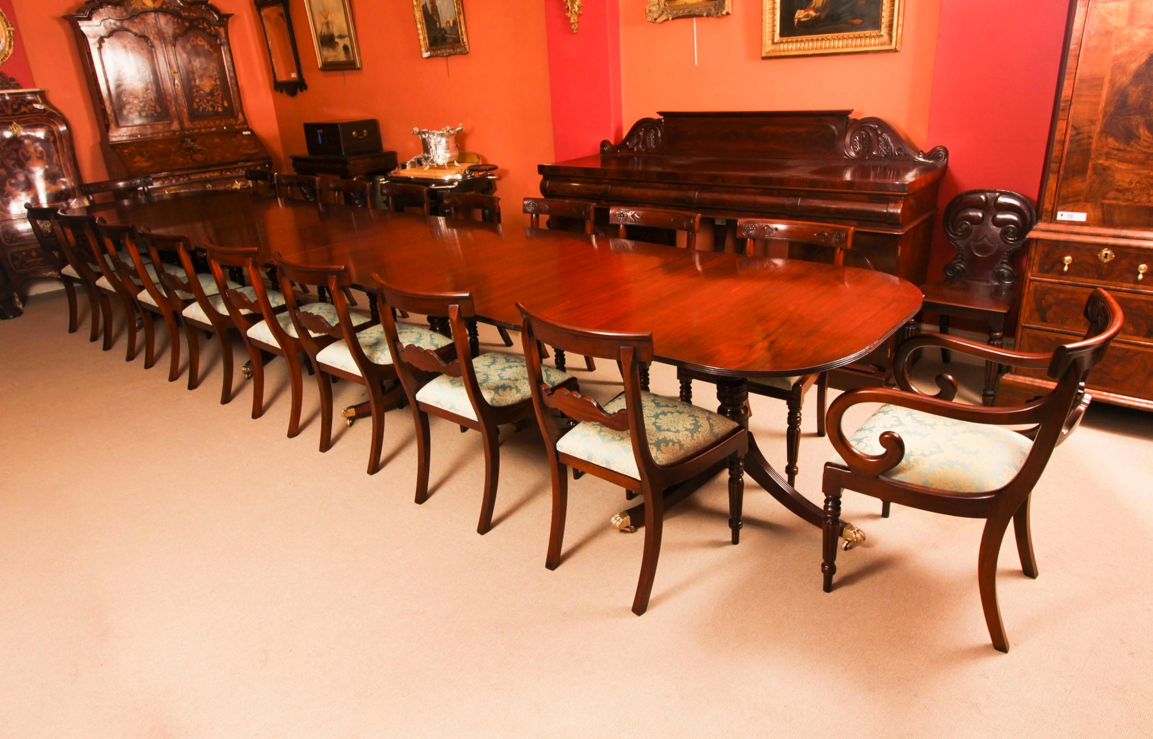 Regency Table de salle à manger de style Régence 17 pieds en acajou flammé 20ème siècle en vente