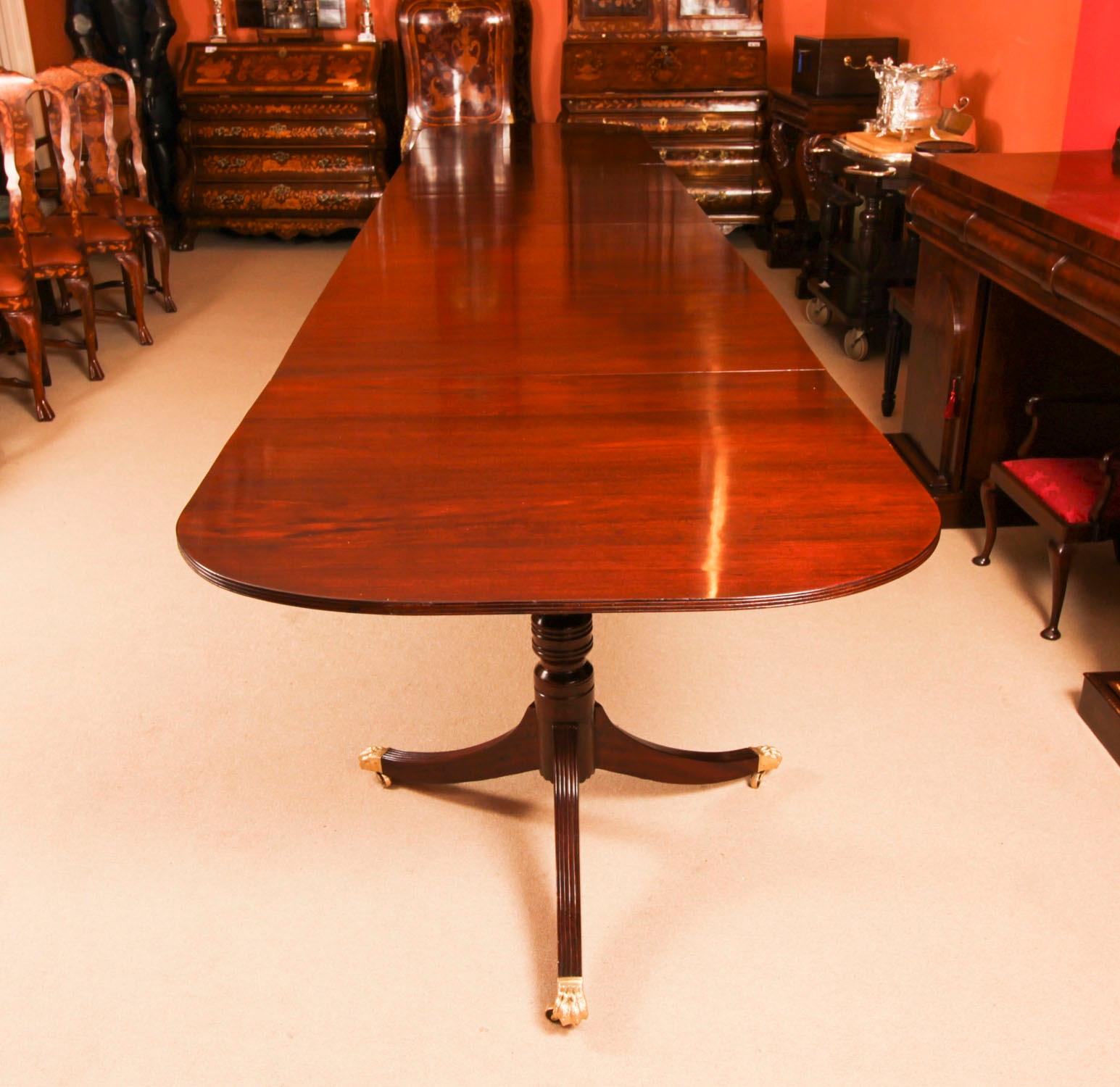 Table de salle à manger de style Régence 17 pieds en acajou flammé 20ème siècle Bon état - En vente à London, GB