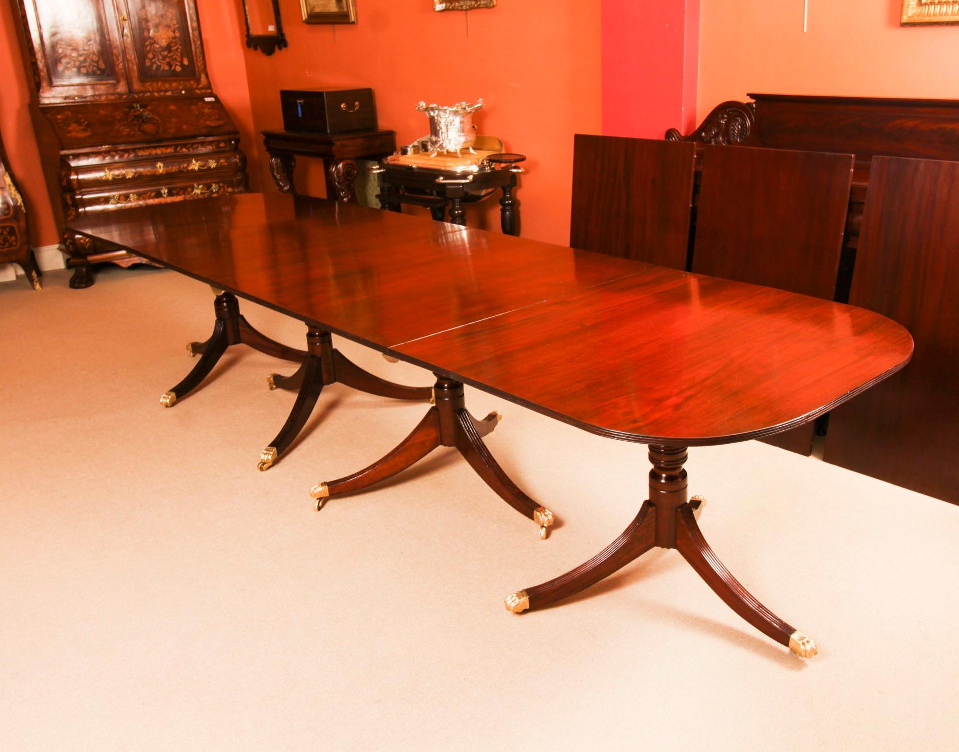 20ième siècle Table de salle à manger de style Régence 17 pieds en acajou flammé 20ème siècle en vente