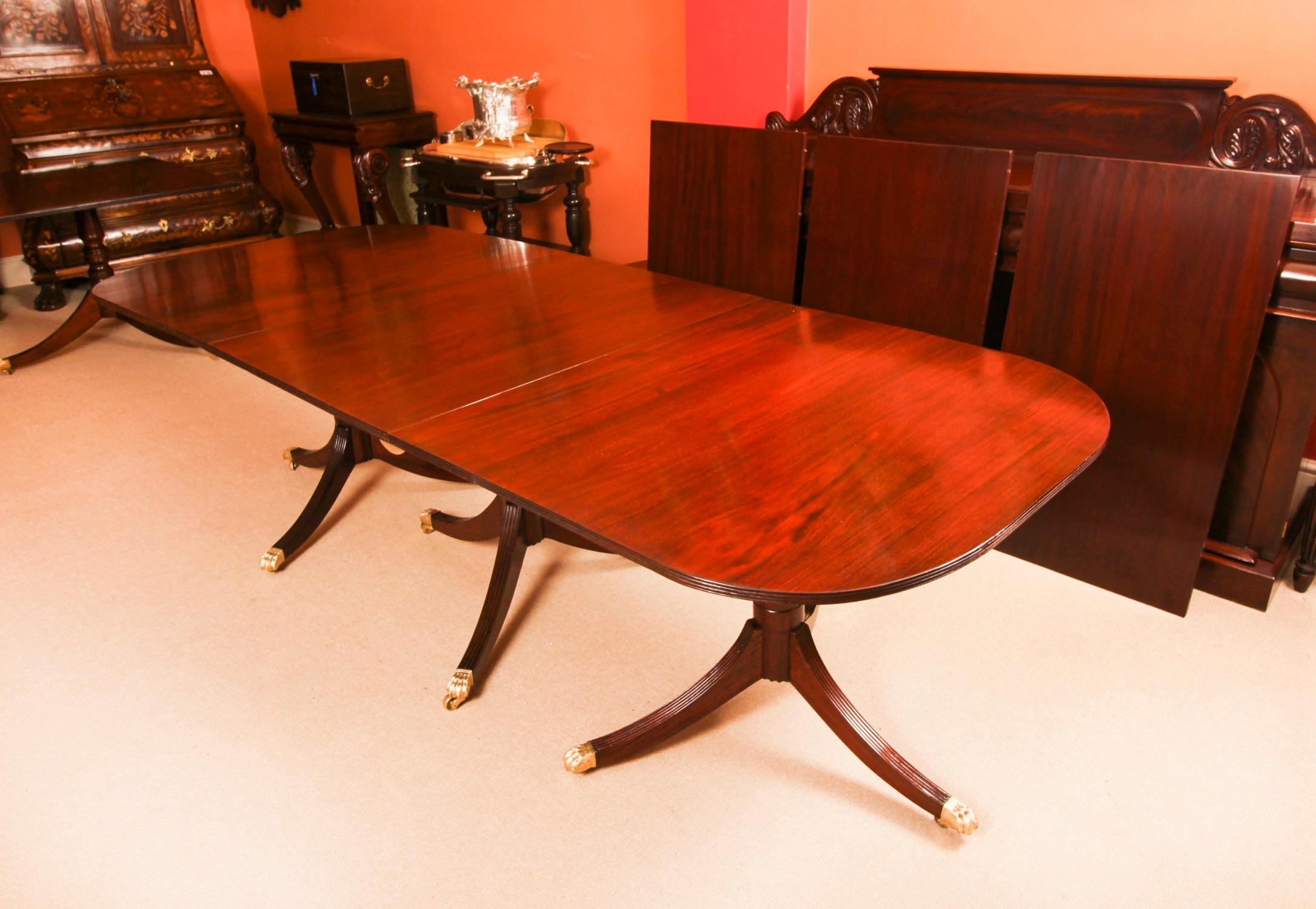 Acajou Table de salle à manger de style Régence 17 pieds en acajou flammé 20ème siècle en vente