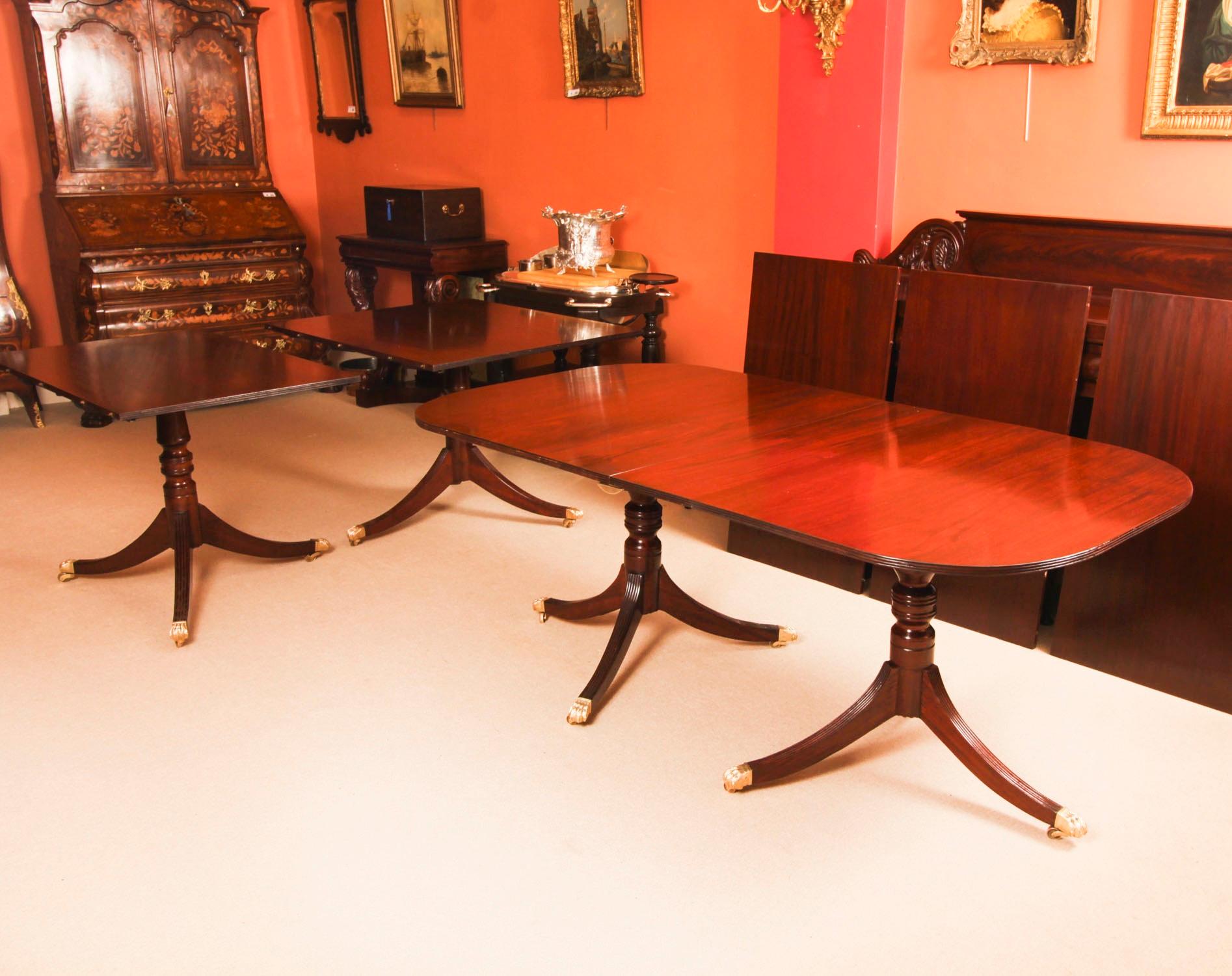 Table de salle à manger de style Régence 17 pieds en acajou flammé 20ème siècle en vente 1