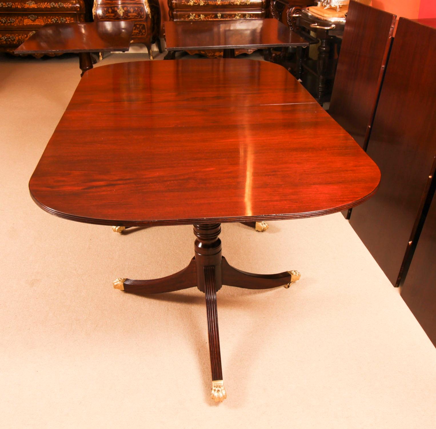 Table de salle à manger de style Régence 17 pieds en acajou flammé 20ème siècle en vente 2