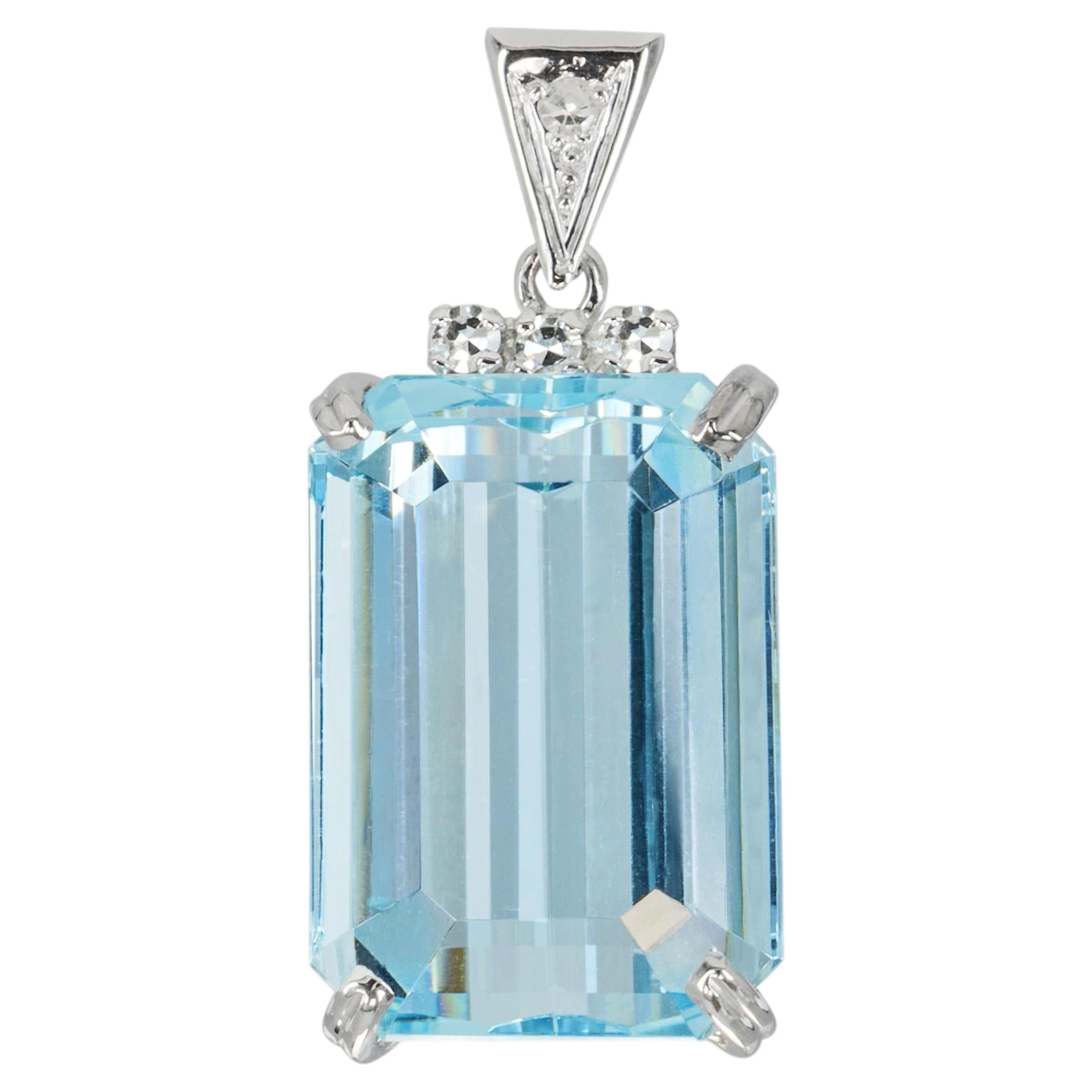 Collier vintage en or blanc 17 carats, avec une aigue-marine de 31,2 carats et des diamants