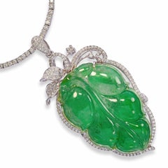 Collar vintage de oro blanco de 17k con una hoja de jade tallada y una línea de diamantes
