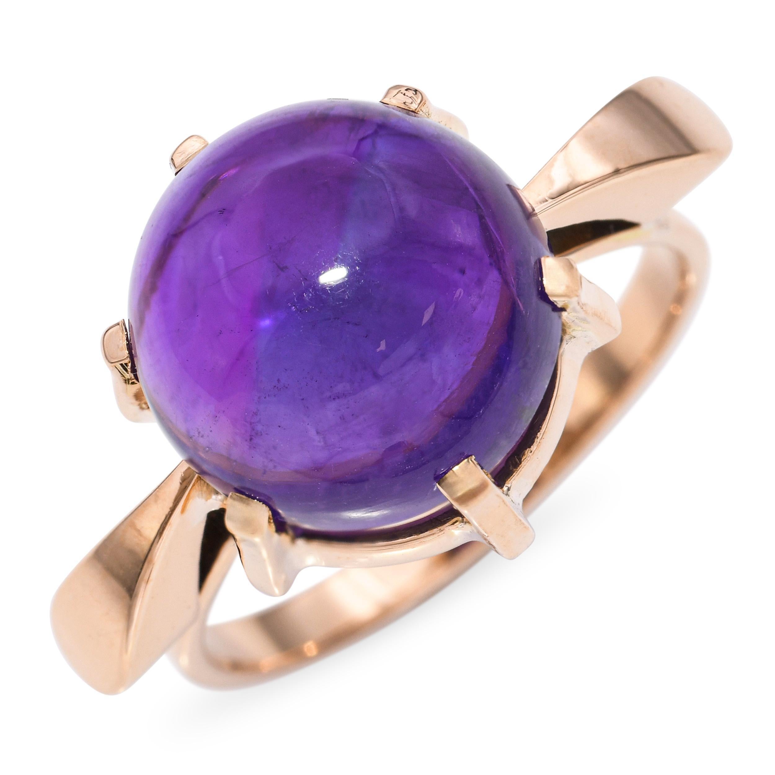 Bague vintage en or jaune 17k à l'améthyste, dont la pièce maîtresse est une améthyste violette richement saturée. La pierre précieuse est taillée pour mettre en valeur la profondeur de sa couleur et sa brillance naturelle, sertie dans une monture