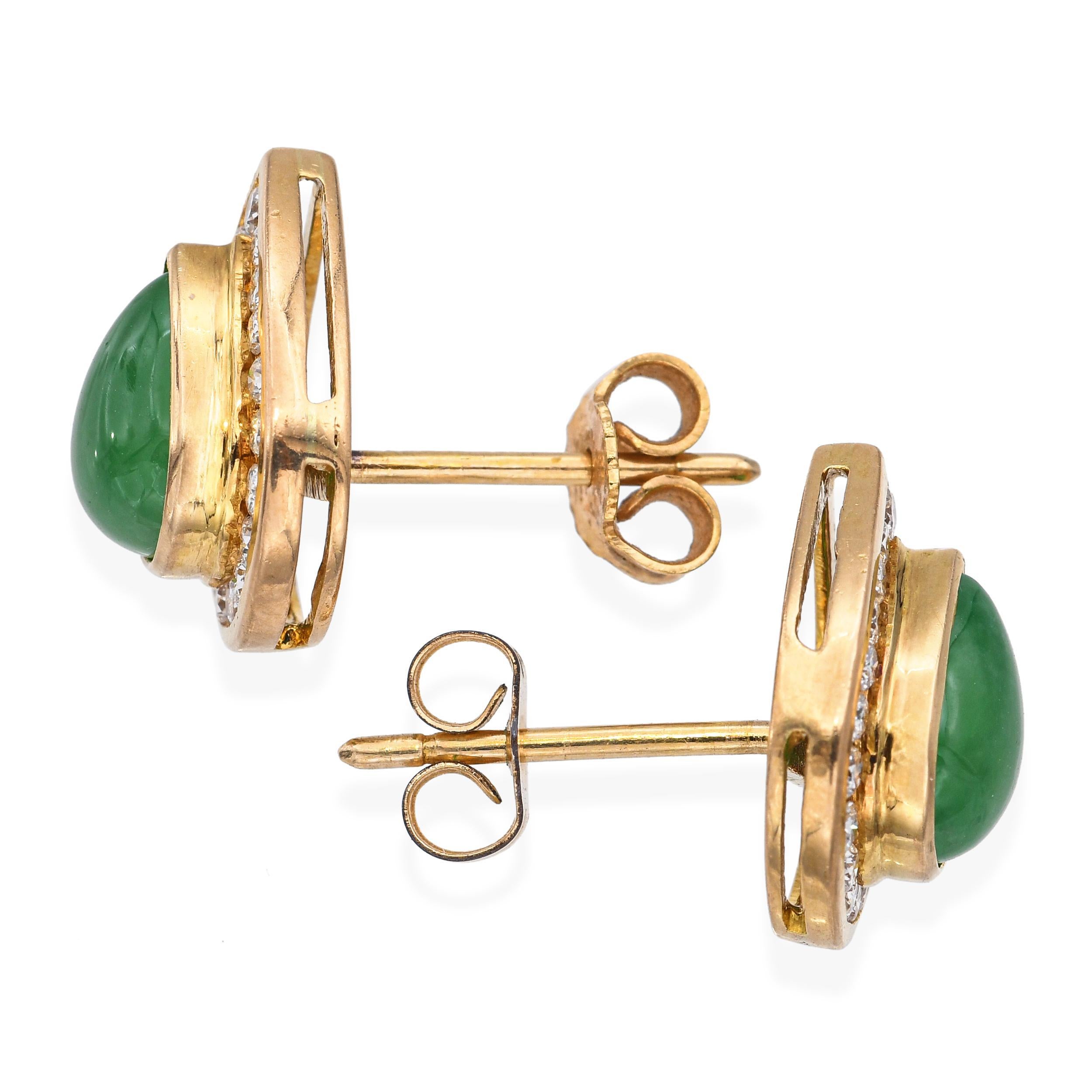 Estos pendientes vintage están elaborados en oro amarillo de 17 quilates y engastados con cabujones de crisoprasas de un verde vibrante, acentuados con aproximadamente 0,57 quilates de peso total de diamantes brillantes redondos. El rico tono de la