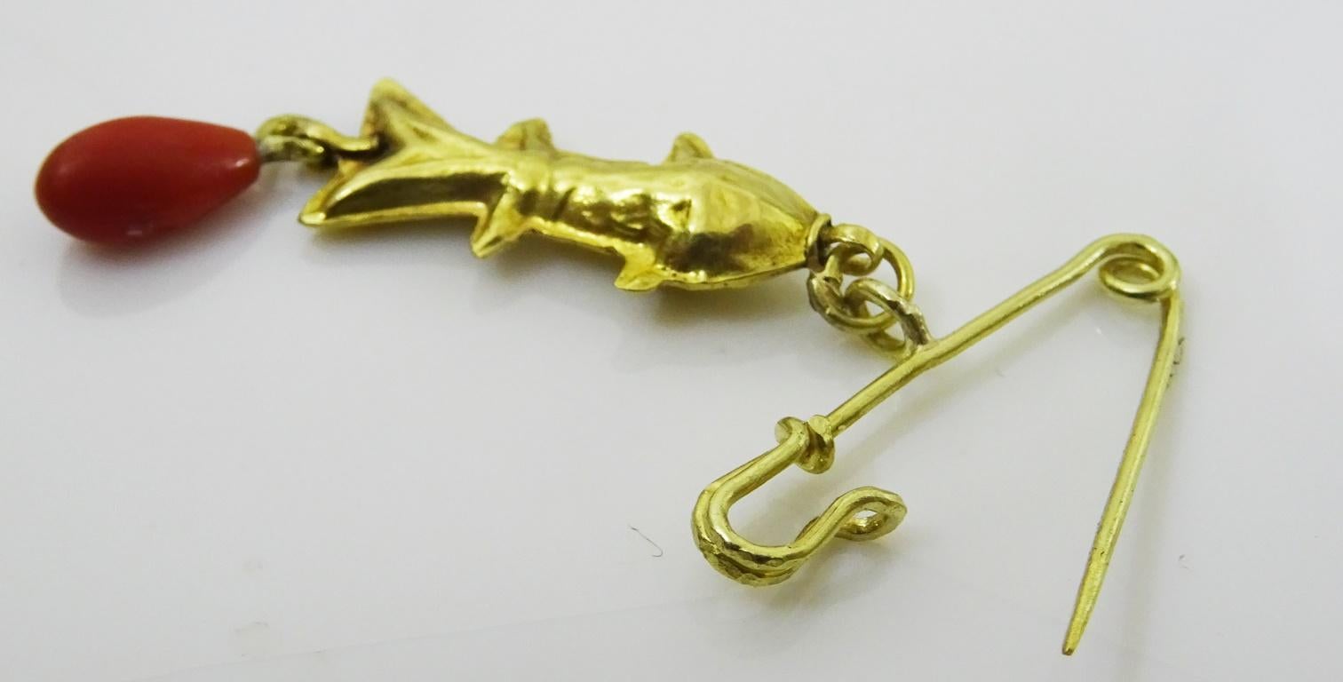 Vintage 18 and 22 karat Gold Fish Charm for protection In Excellent Condition For Sale In Jerusalem, IL