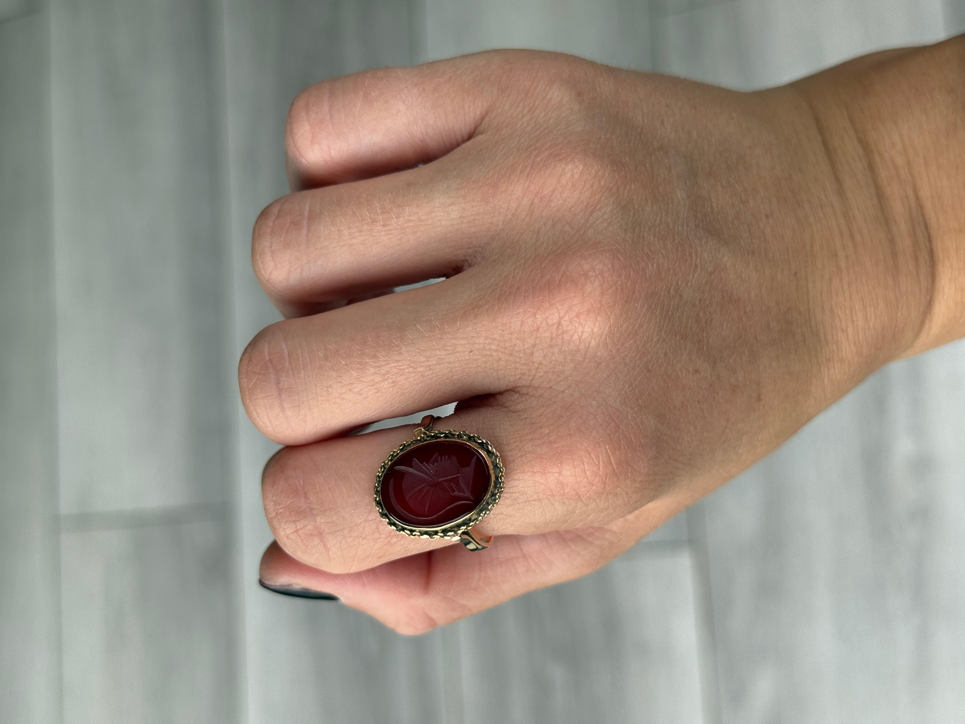 Une exquise chevalière vintage sertie d'un sceau en intaille en cornaline sculptée.  Modèle en or jaune 18 carats.

Taille de la bague : S ou 9 
Dimensions du sceau : 16x12mm
Dimensions de la face : 19x15mm

Poids : 3.2 g