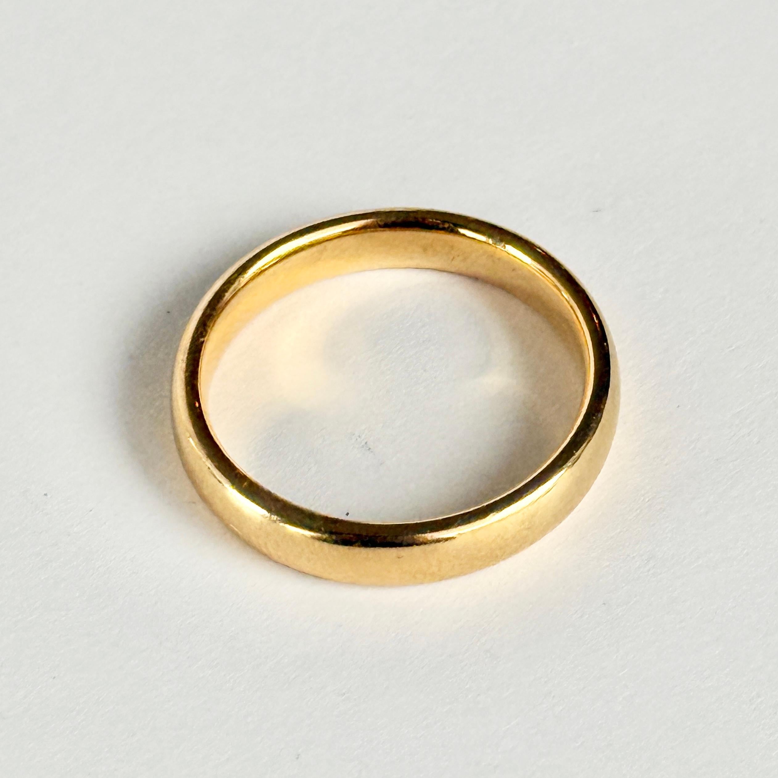 An 18ct gold band makes the perfectly classic wedding band or a great everyday wear piece. Hallmarked London 1994.

Ring Size: N or 6 3/4
Band Width: 3mm 
Height off finger: 1.5mm

Weight: 5.30g