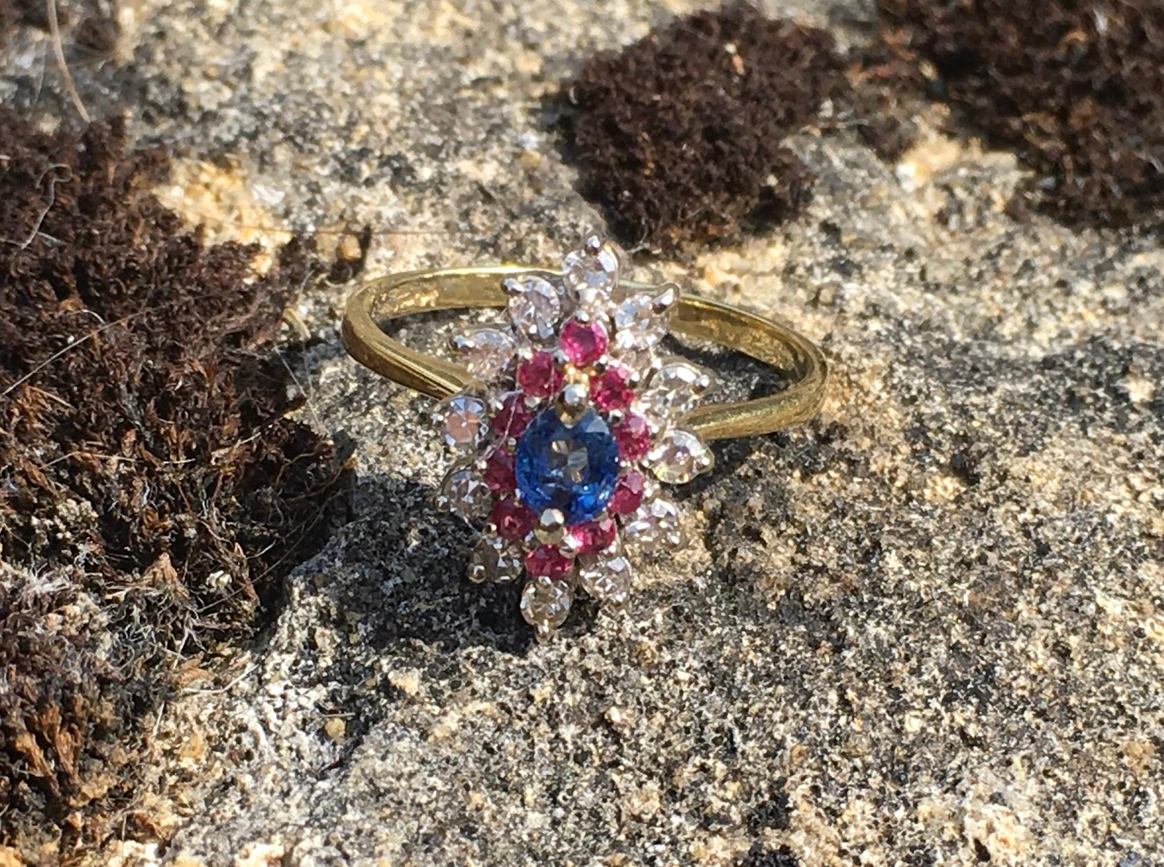 Vintage 18 Carat Gold Cluster Ring Set with Sapphire Rubies and Diamonds In Good Condition For Sale In Dordogne, FR