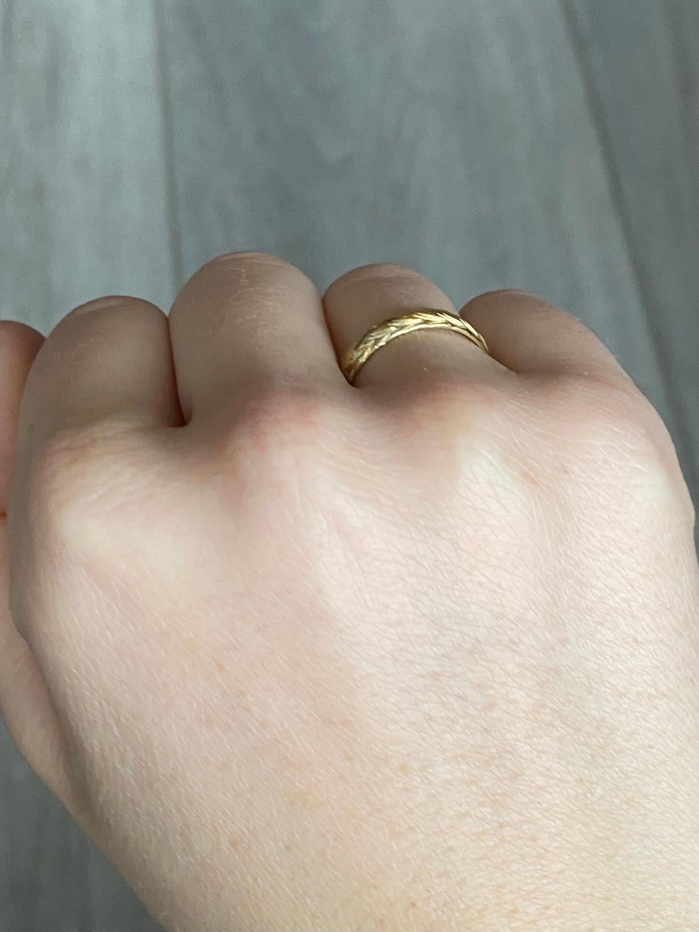 Die tiefe Gravur auf diesem 18-karätigen Goldband ist wunderschön. Dieser Ring eignet sich sowohl für die Hochzeit als auch für das tägliche Tragen. Vollständig gestempelt Sheffield 1983.

Ring Größe: N oder 6 3/4 
Bandbreite: 4mm

Gewicht: 2,4 g