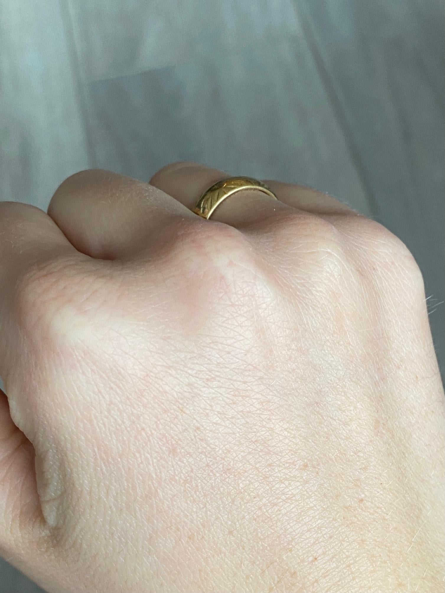 El grabado de esta banda de oro de 18 ct es precioso. Este anillo sería una magnífica alianza de boda de fantasía o un bonito anillo para llevar todos los días. Totalmente hallmarked Londres 1971.

Tamaño del anillo: L o 5 3/4 
Ancho de banda: 6