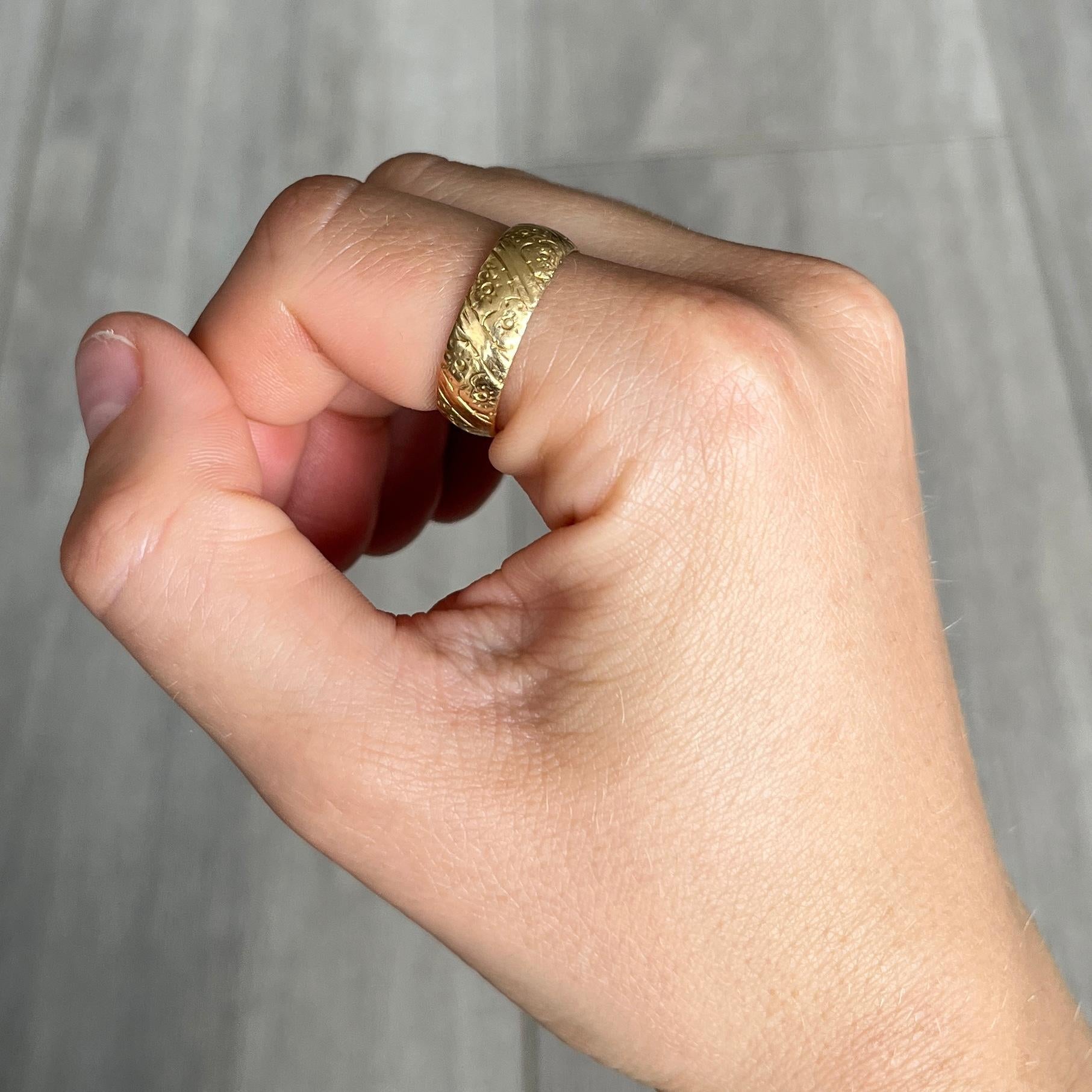 Die Gravur auf diesem 18-karätigen gelben Band ist wunderschön. Dieser Ring eignet sich sowohl für die Hochzeit als auch für das tägliche Tragen. Vollständig gestempelt Birmingham 1971. 

Ring Größe: S oder 9
Breite des Bandes: 6,5 mm

Gewicht: 5,4 g
