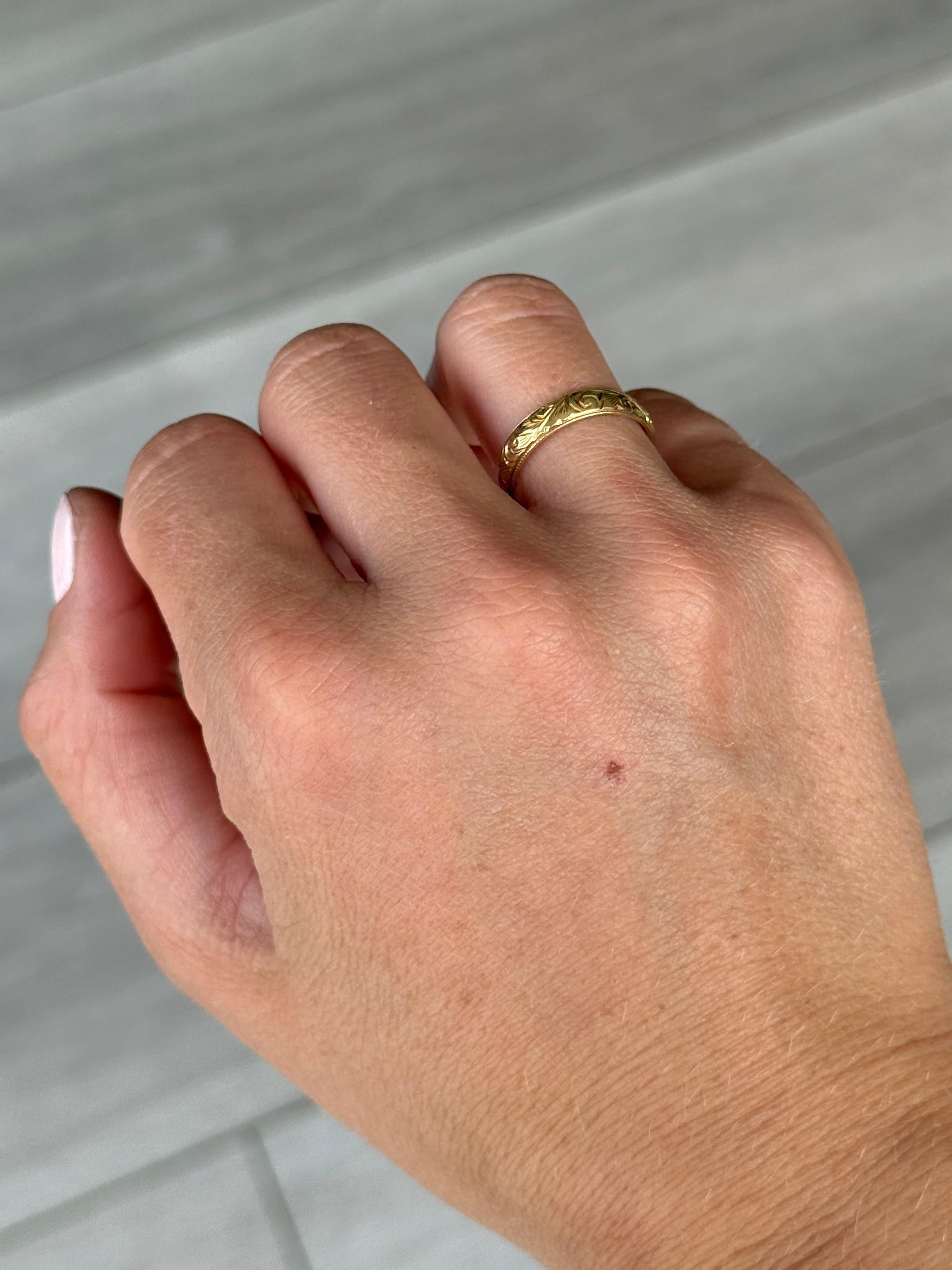 Die tiefe und doch feine Gravur auf diesem 18-karätigen Goldband besteht aus einem Wirbeldetail. Dieser Ring eignet sich sowohl für die Hochzeit als auch für das tägliche Tragen.

Ringgröße: K oder 5 1/4
Breite des Bandes: 3,5 mm

Gewicht: 3g