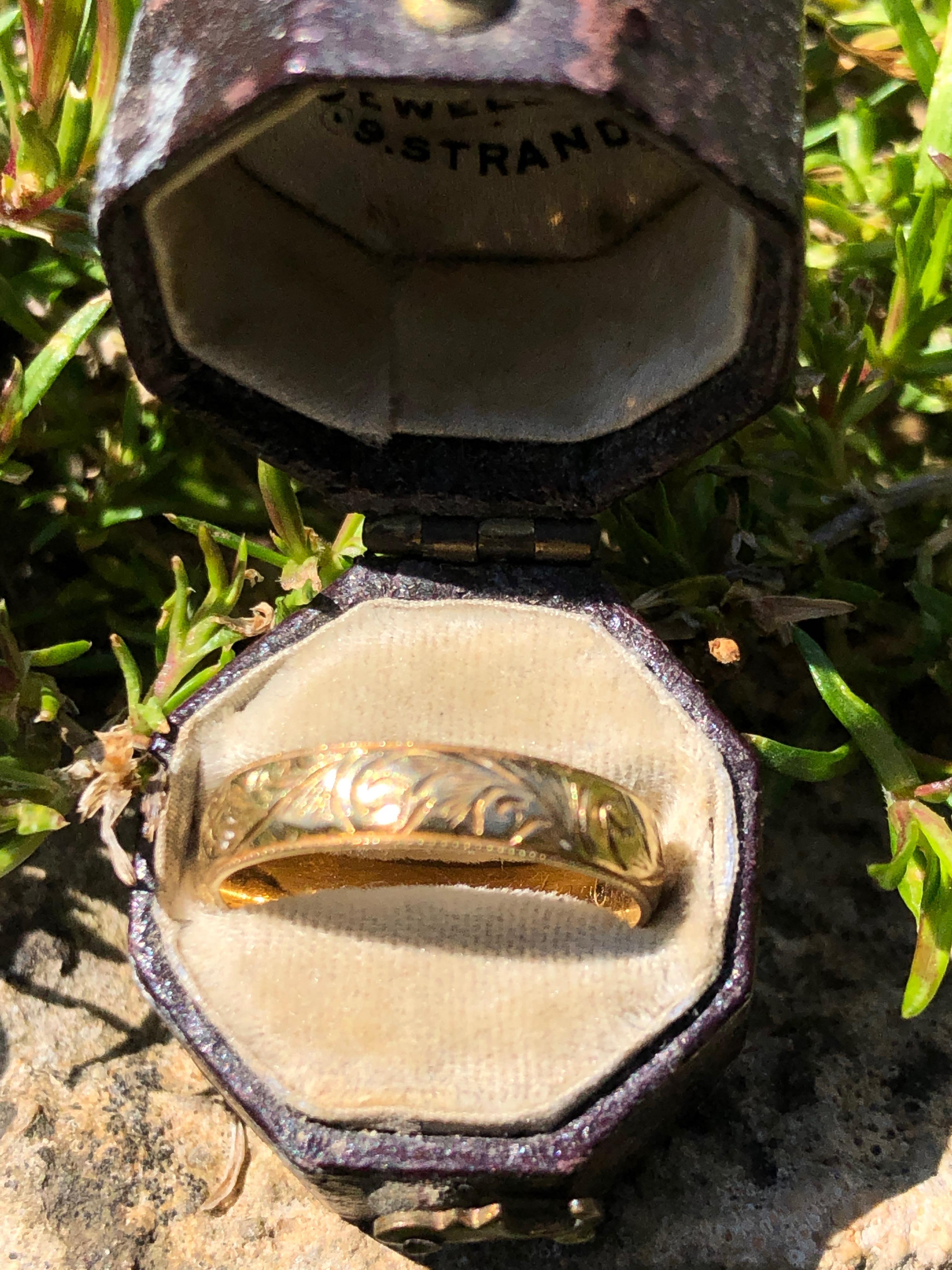 The deep yet fine engraving on this 18ct gold band is of swirl detail. This band would make a gorgeous fancy wedding band or a beautiful every day wear ring.

Ring Size: K or 5 1/4
Band Width: 3.5mm

Weight: 3g