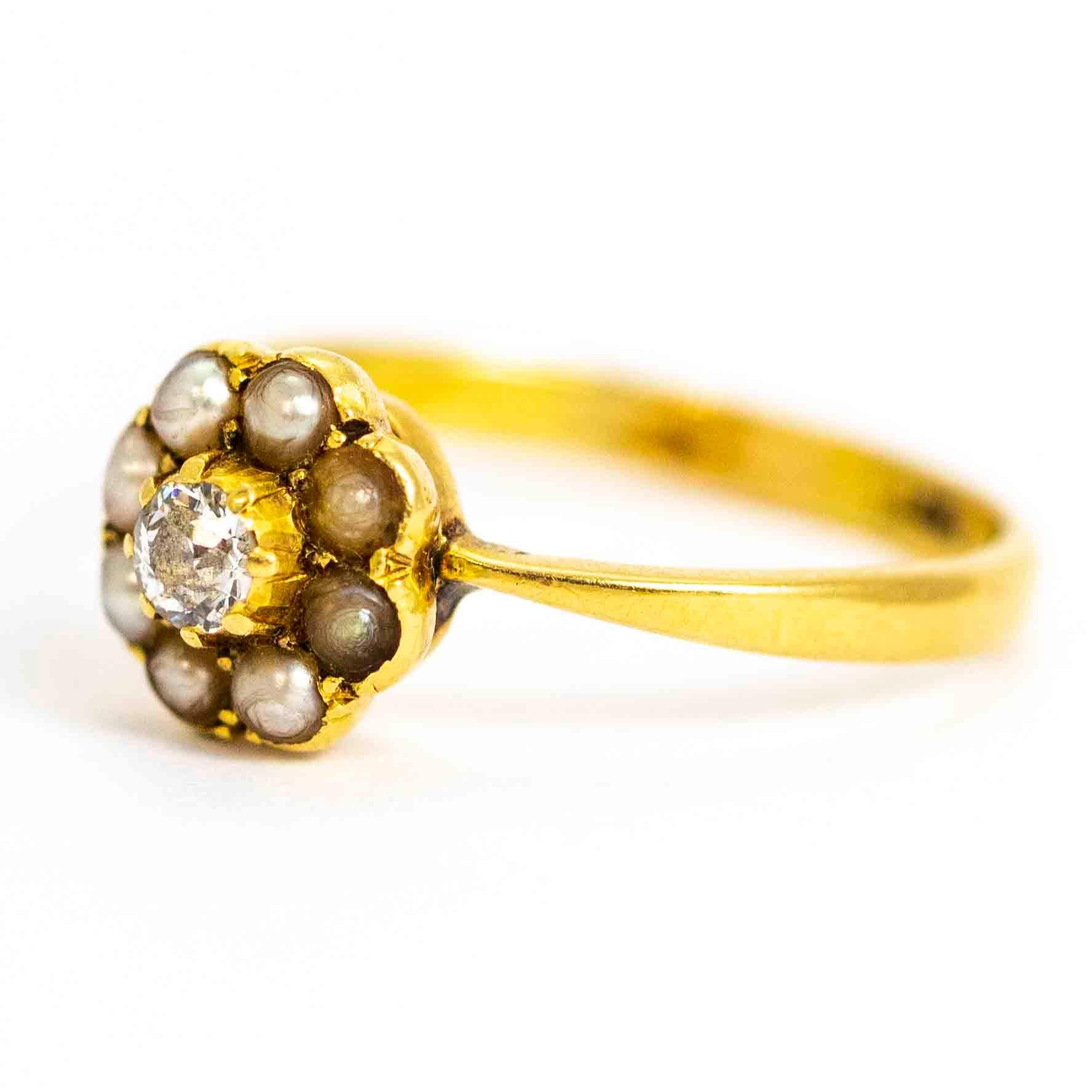 Ein wunderschöner Vintage-Cluster-Ring. In der Mitte befindet sich ein prächtiger Diamant im Kissenschliff mit 18 Punkten, umgeben von einem wunderschönen Perlenhalo. Gefertigt aus 18 Karat Gelbgold.

Ring Größe: UK L, US 6

Cluster Breite: 8.6mm