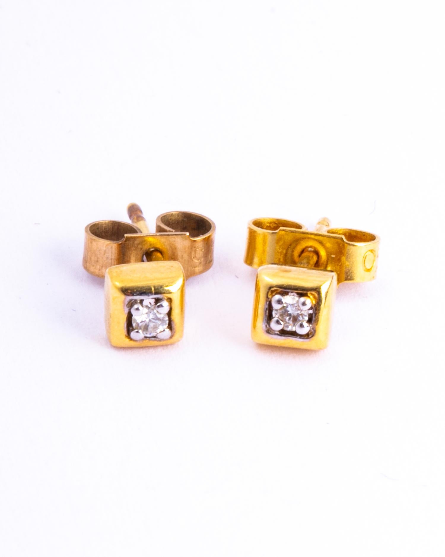 A beautiful pair of vintage stud earrings each set with a small but sparkly diamond measuring 3pts. Modelled in 18ct gold. 

Stud Dimensions: 3.5x3.5mm 

Weight: 1.3g