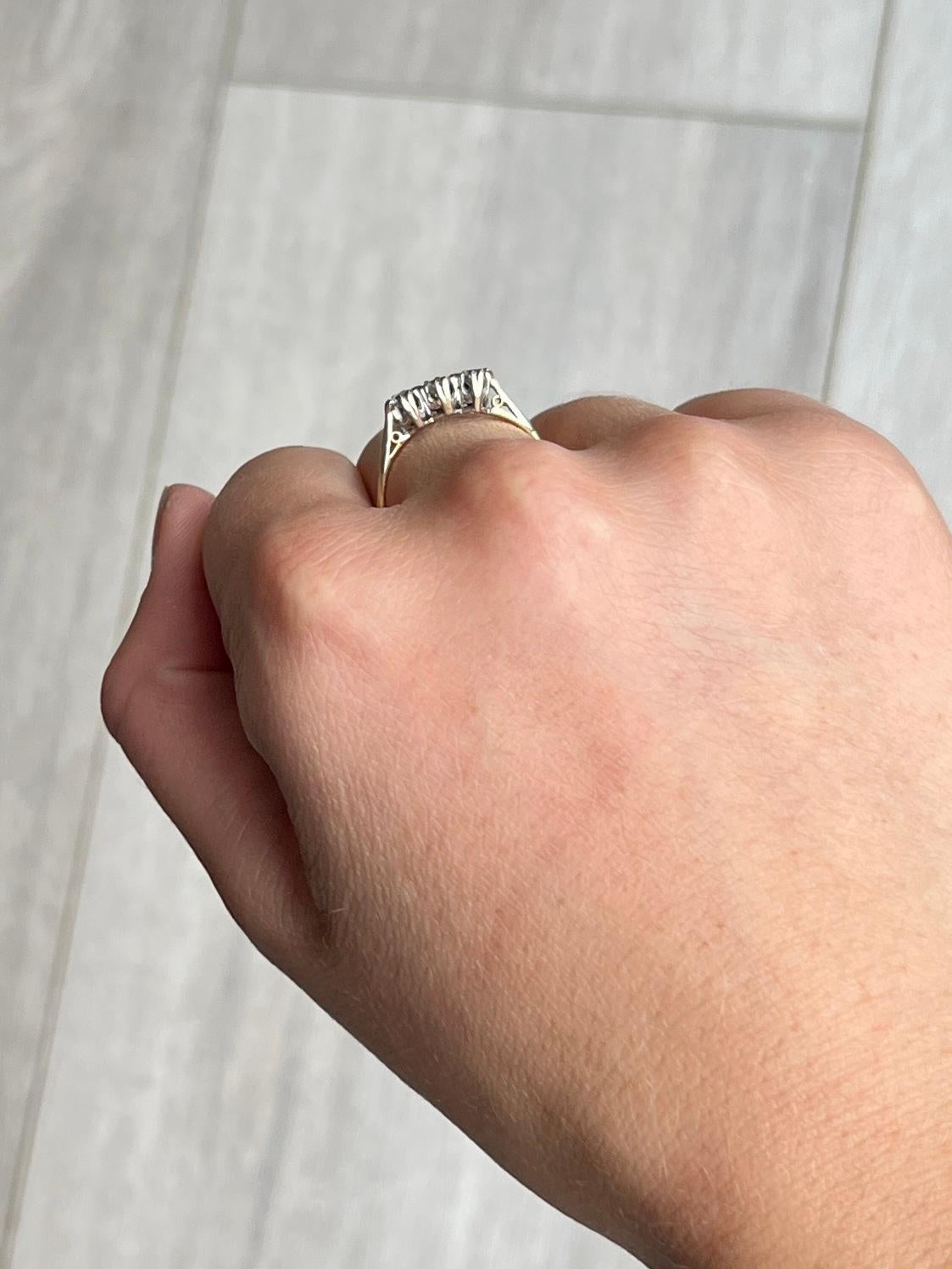 Ein prächtiger dreisteiniger Ring im Vintage-Stil, besetzt mit schönen weißen Diamanten. Der zentrale Diamant misst 25 Punkte und die beiden flankierenden Steine jeweils 20 Punkte. Das Gesamtkaratgewicht dieses Rings beträgt 65 Punkte. Die Diamanten
