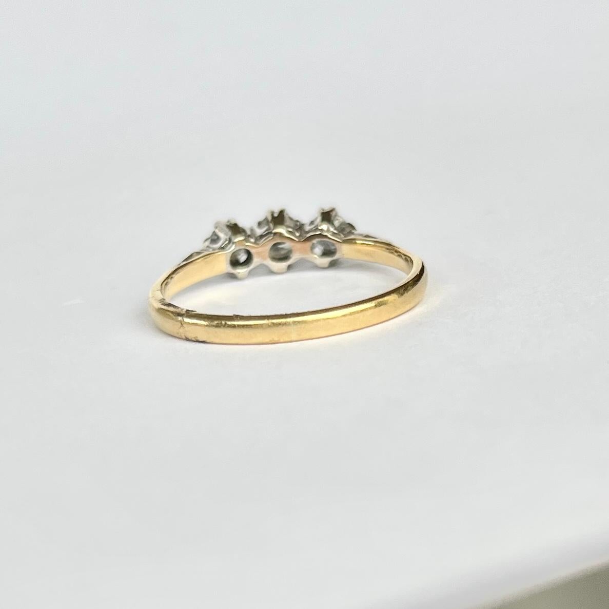 Women's or Men's Vintage 18 Carat Gold Diamond Three-Stone Ring For Sale