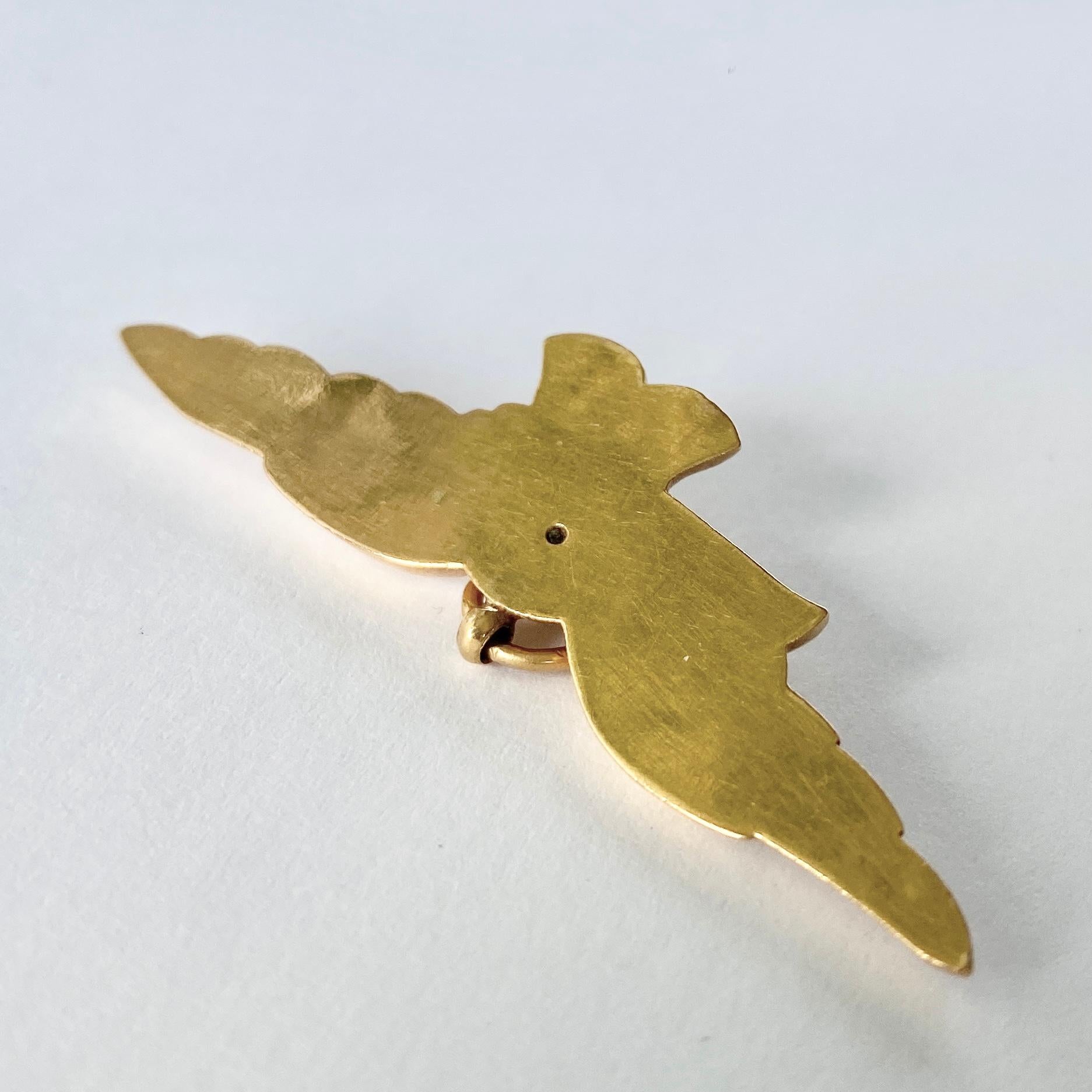 Ce magnifique pendentif en forme d'aigle est réalisé en or 18 carats. Les épingles sont portées pour représenter la force, la paix et l'honnêteté. 

Envergure des ailes : 51mm

Poids : 4,1 g