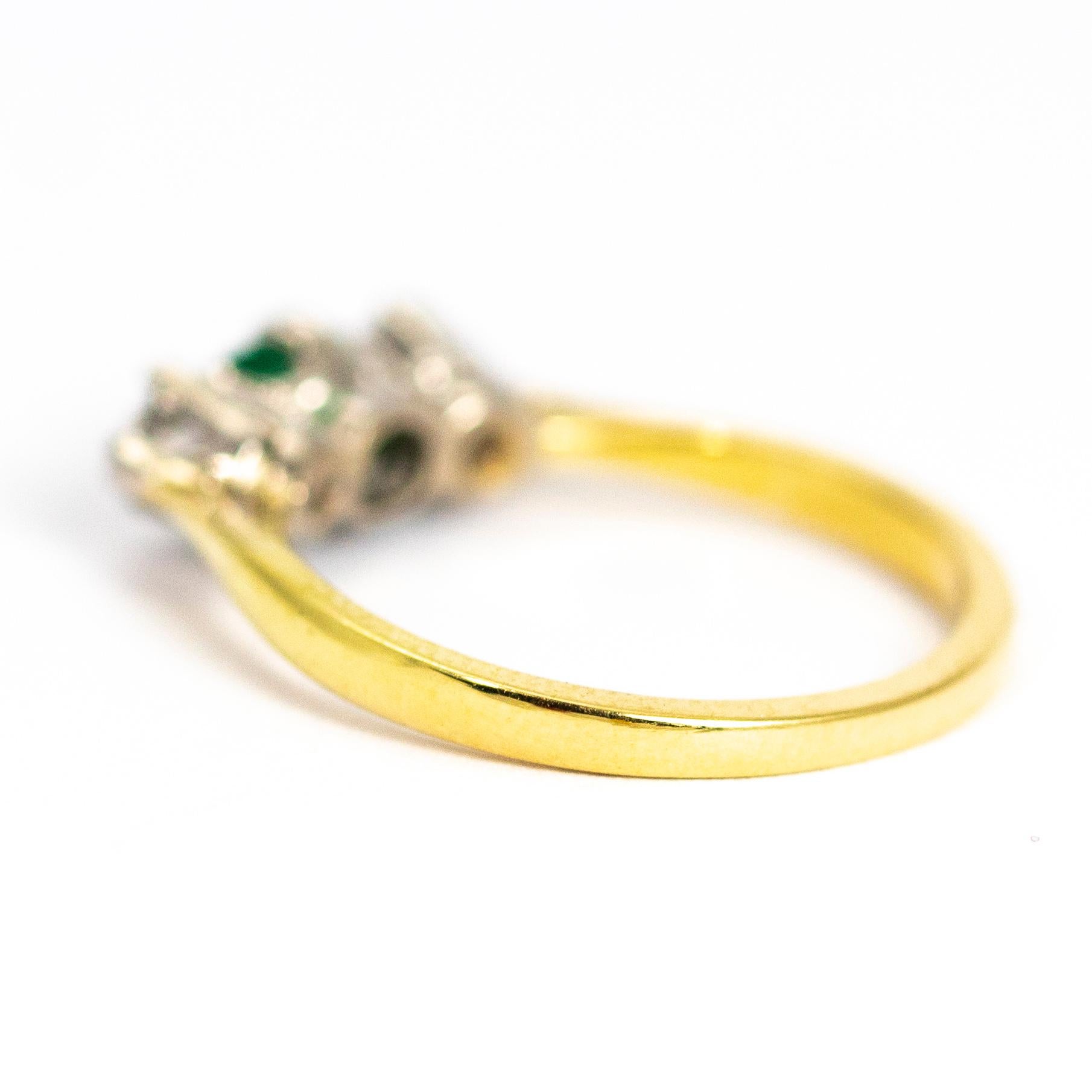 Taglio princess Anello vintage a tre pietre con smeraldo e diamante in oro 18 carati in vendita