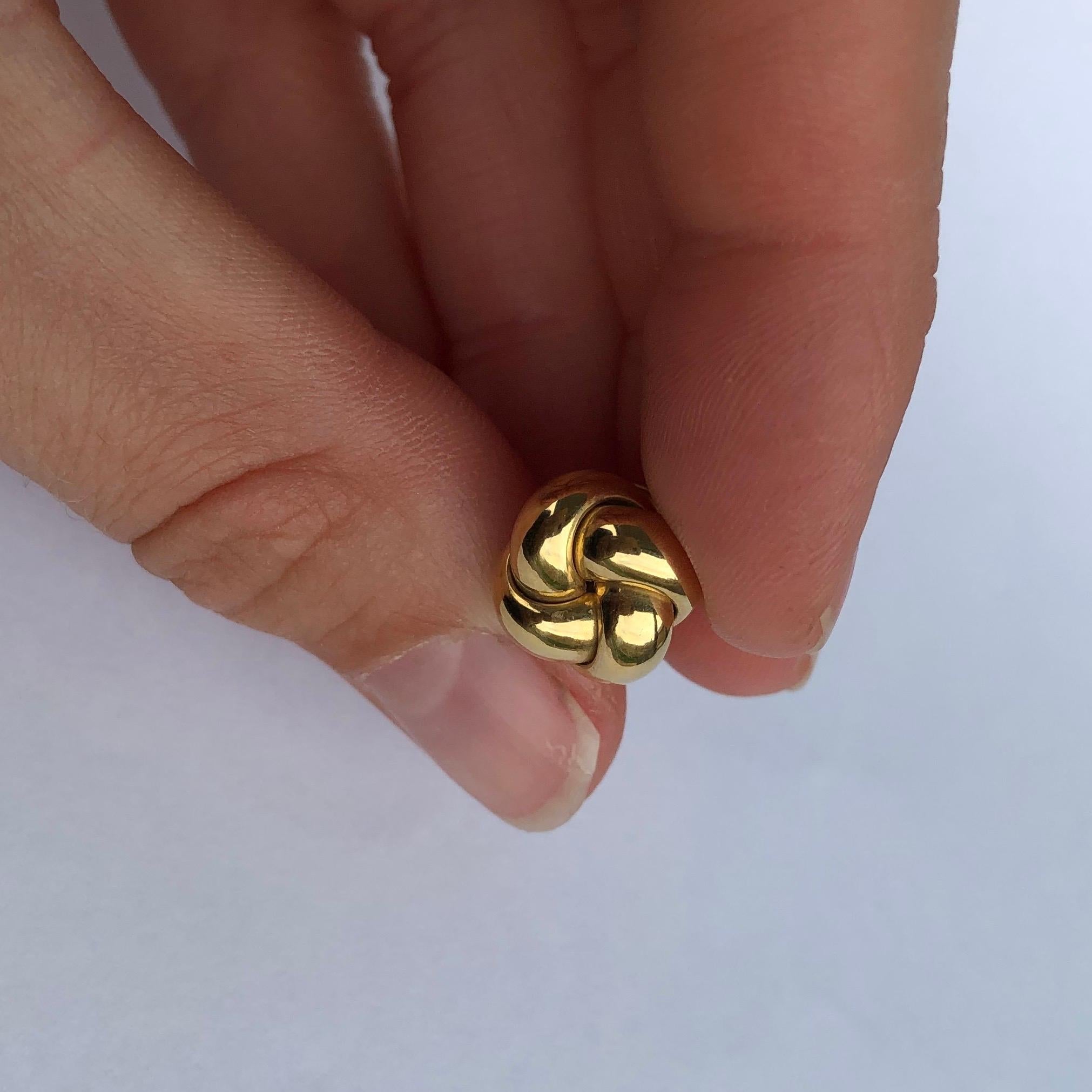 Vintage 18 Carat Gold Knot Stud Earring In Excellent Condition In Chipping Campden, GB