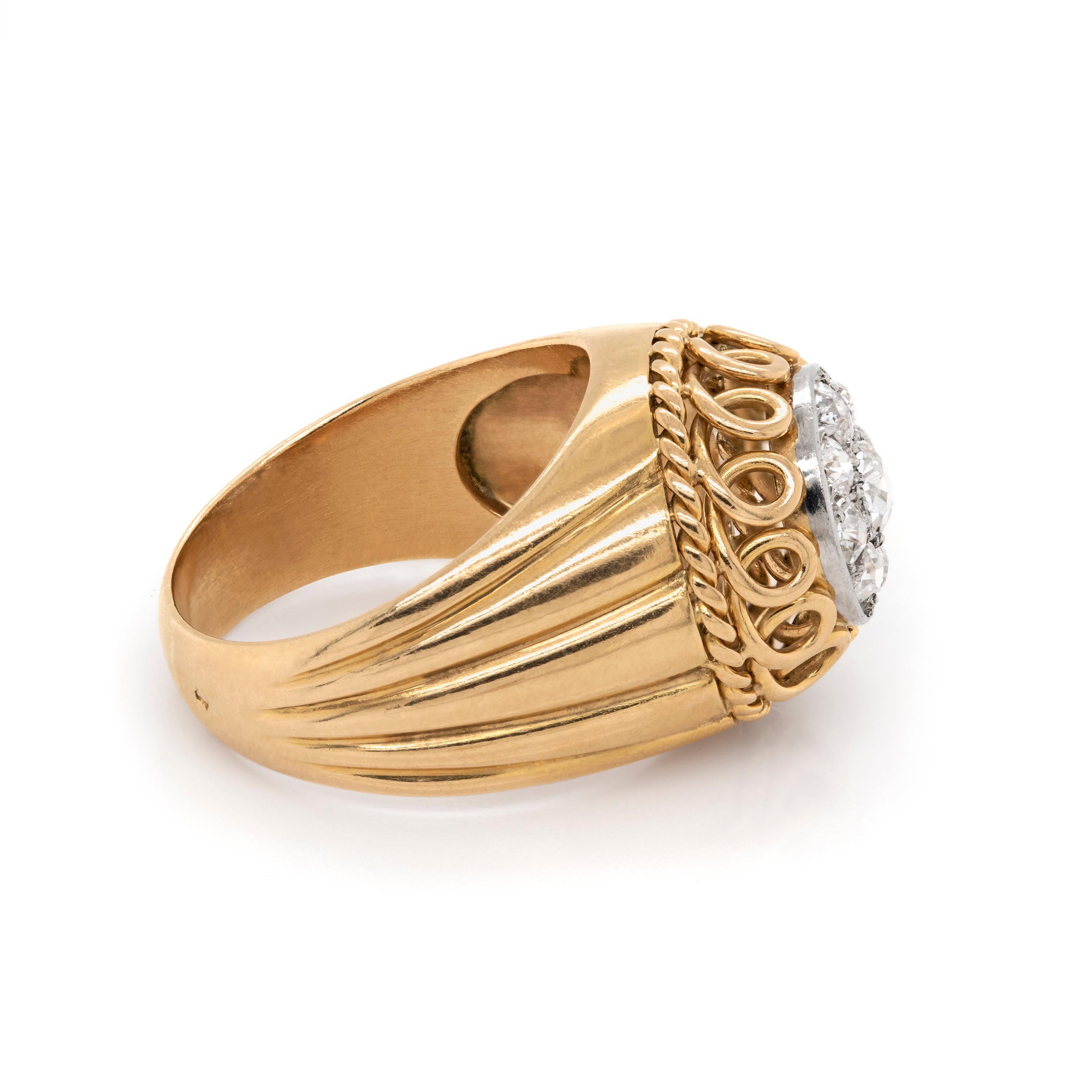 Dieser handgefertigte, gewölbte Ring im Vintage-Stil ist mit einem 0,29 ct. Diamanten im Altschliff in der Mitte besetzt, der von 8 Diamanten mit einem Gewicht von ca. 0,78 ct. umgeben ist, die alle in 18 Karat Weißgold eingefasst sind. Der