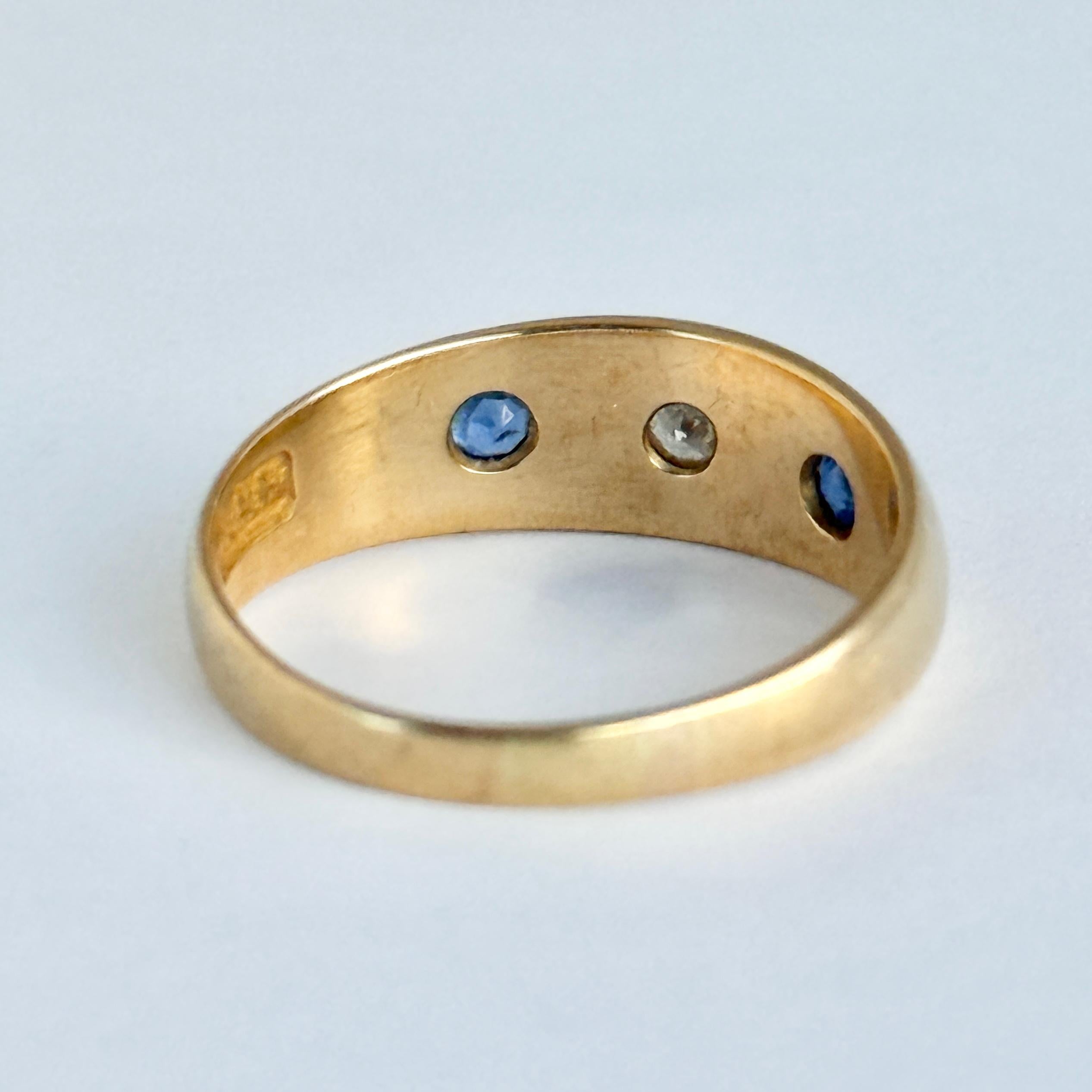 Taglio rotondo Anello d'epoca in oro 18 carati con zaffiro e diamante a tre pietre e incastonatura a stella in vendita