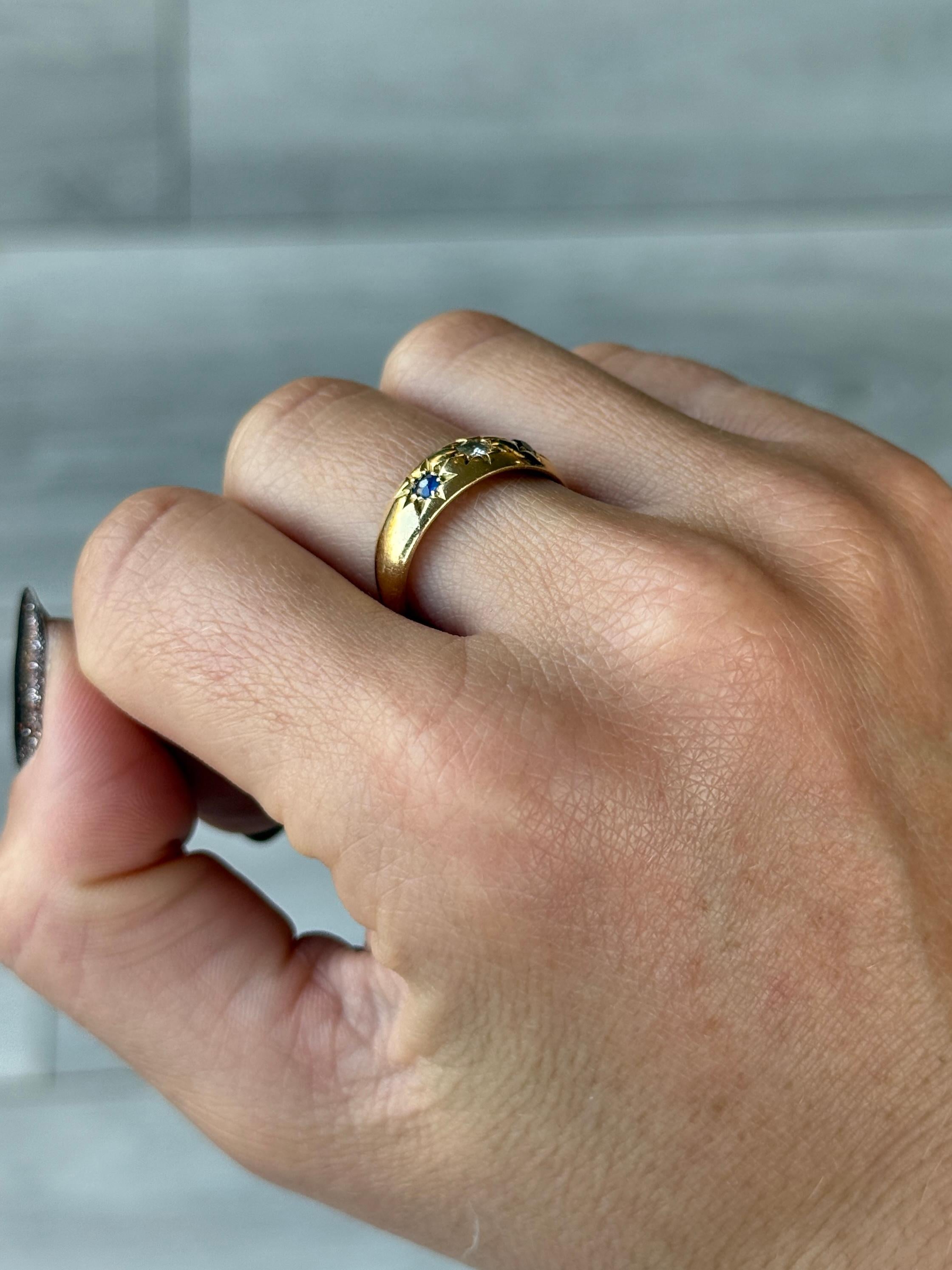 Anello d'epoca in oro 18 carati con zaffiro e diamante a tre pietre e incastonatura a stella In condizioni buone in vendita a Chipping Campden, GB