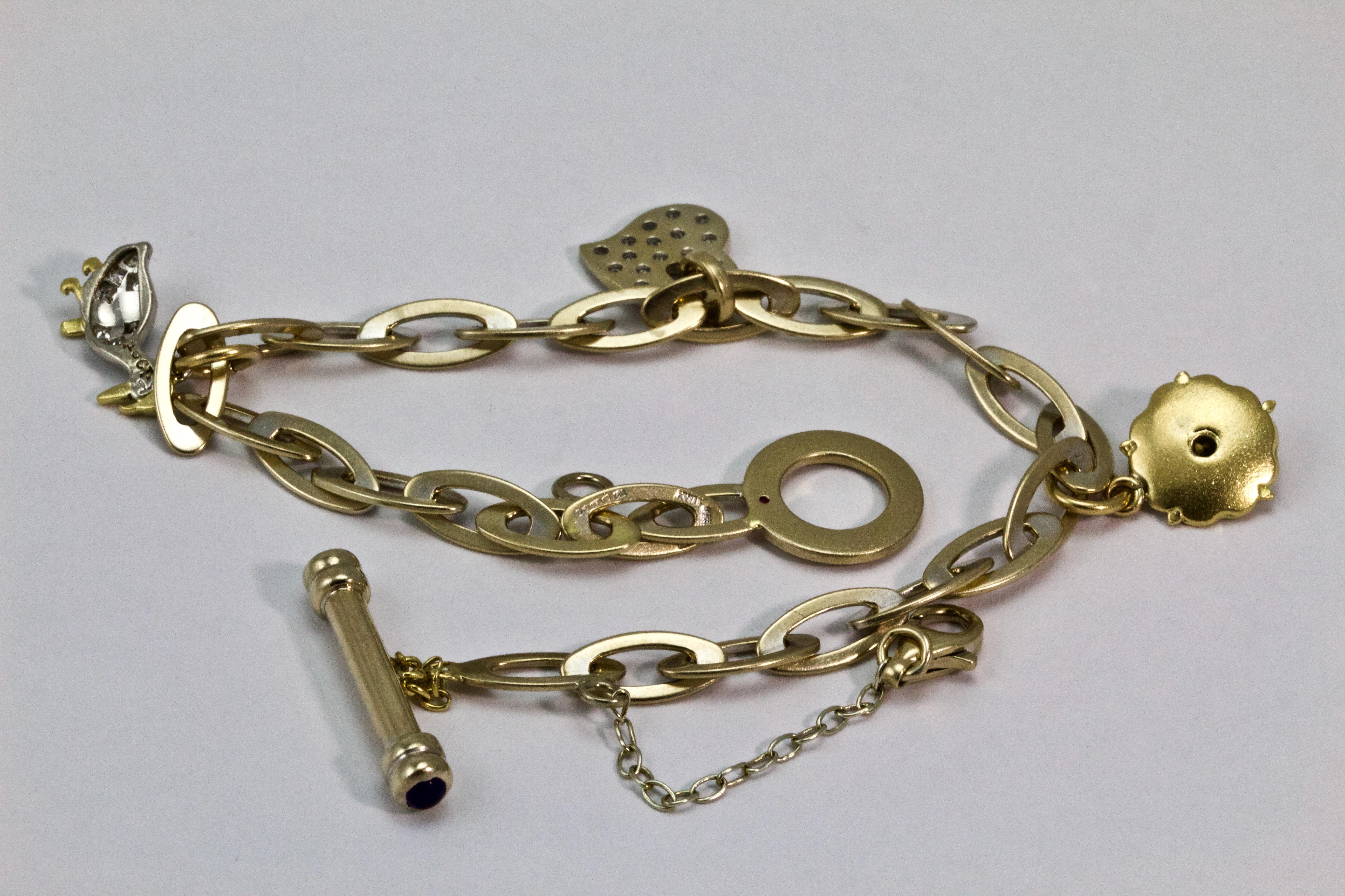 Roberto Coin Bracelet à breloques vintage en diamants, saphirs, émail et rubis 18 carats en vente 3