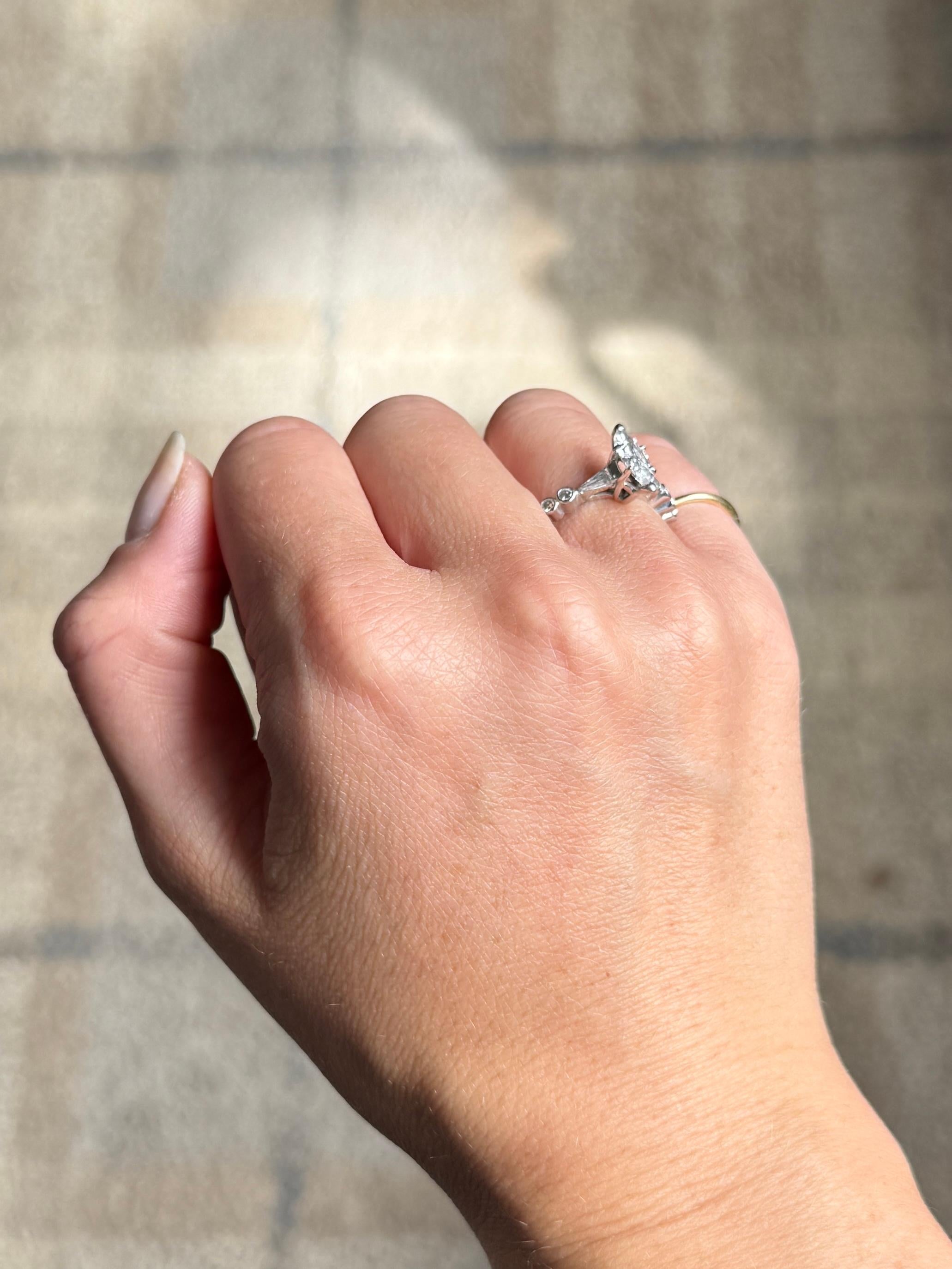 Taglio marquise Anello con diamante marquise vintage degli anni '40 in oro bianco a 18 carati certificato in vendita