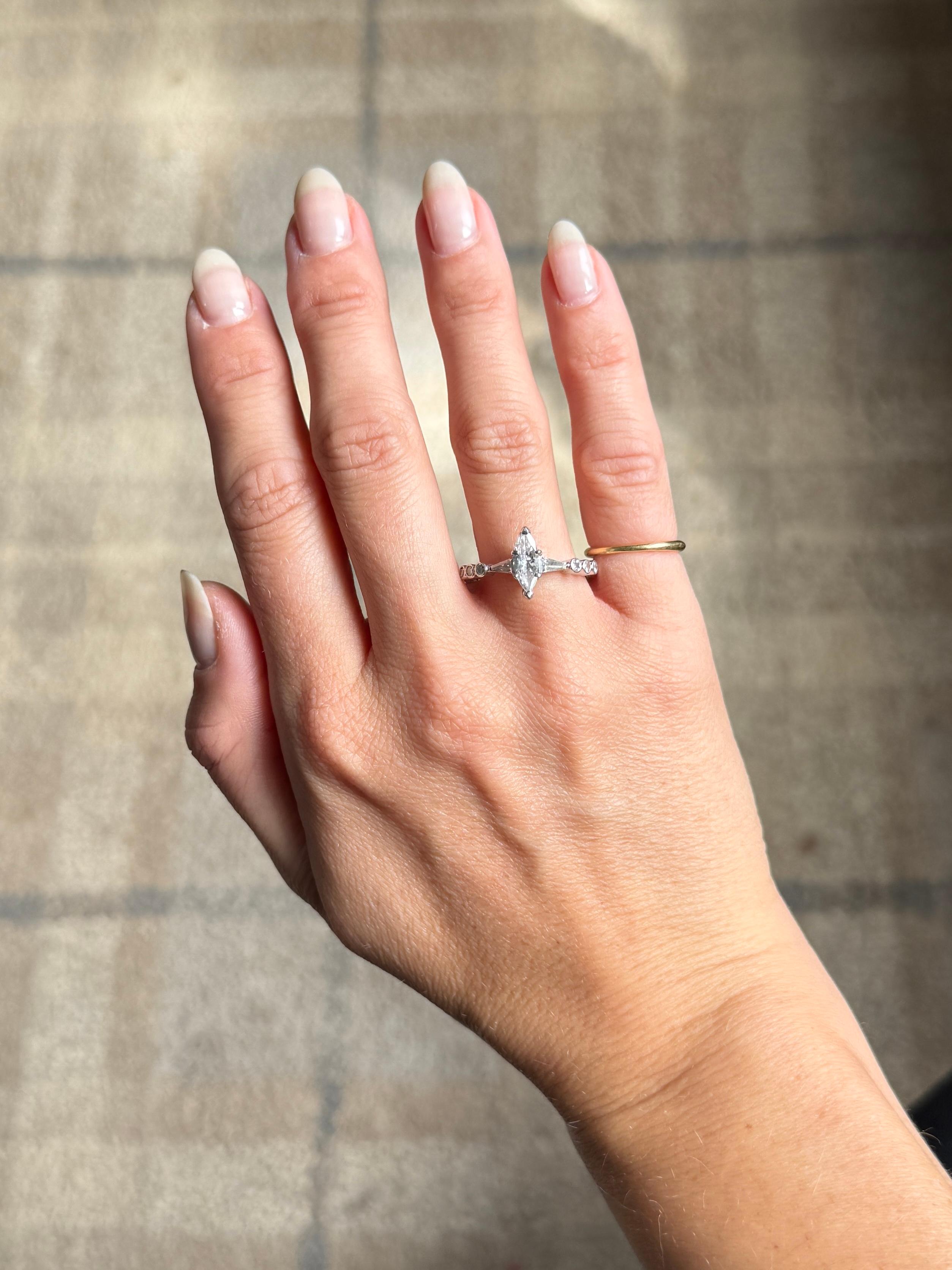 Anello con diamante marquise vintage degli anni '40 in oro bianco a 18 carati certificato In condizioni buone in vendita a Chipping Campden, GB