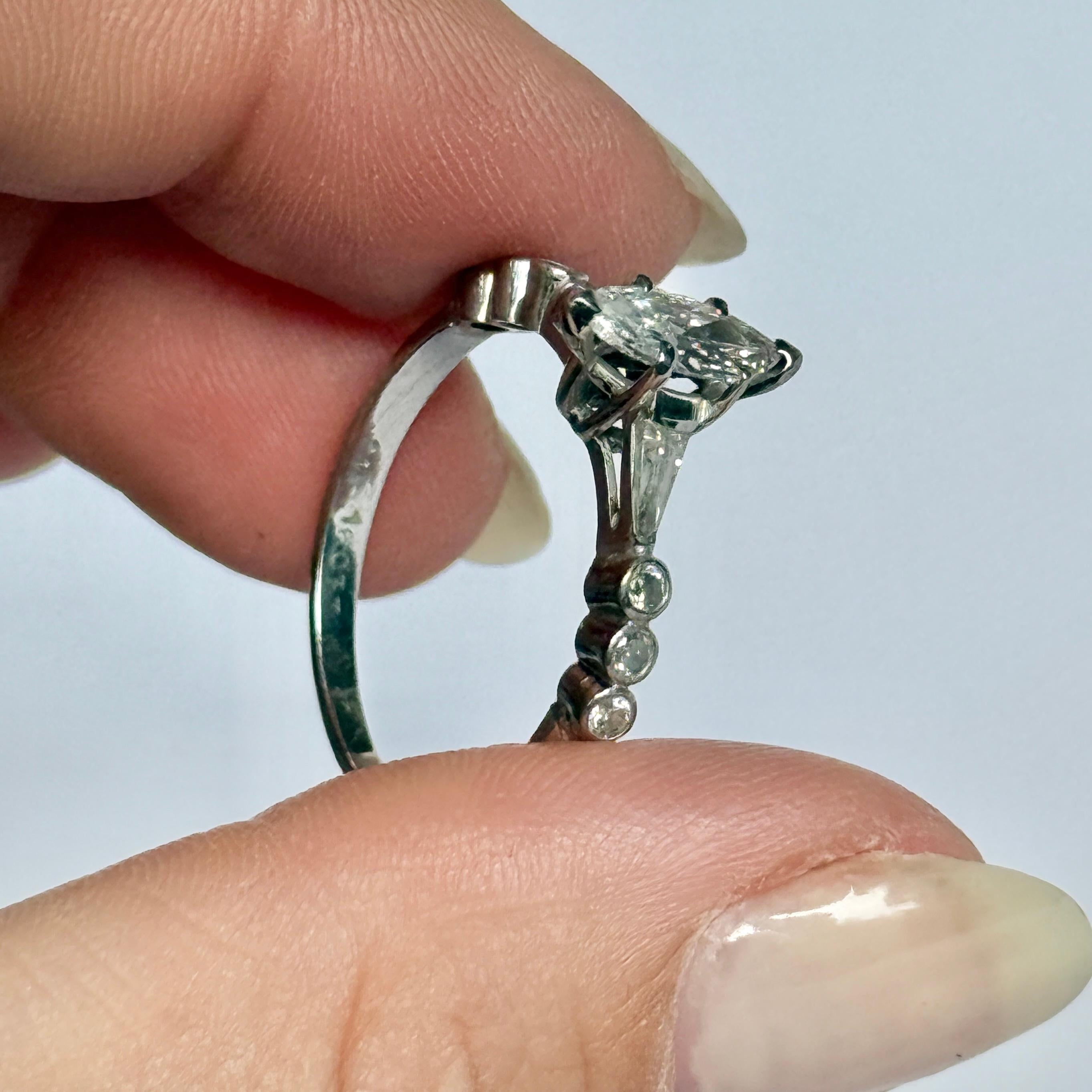 da uomo o donna Anello con diamante marquise vintage degli anni '40 in oro bianco a 18 carati certificato in vendita