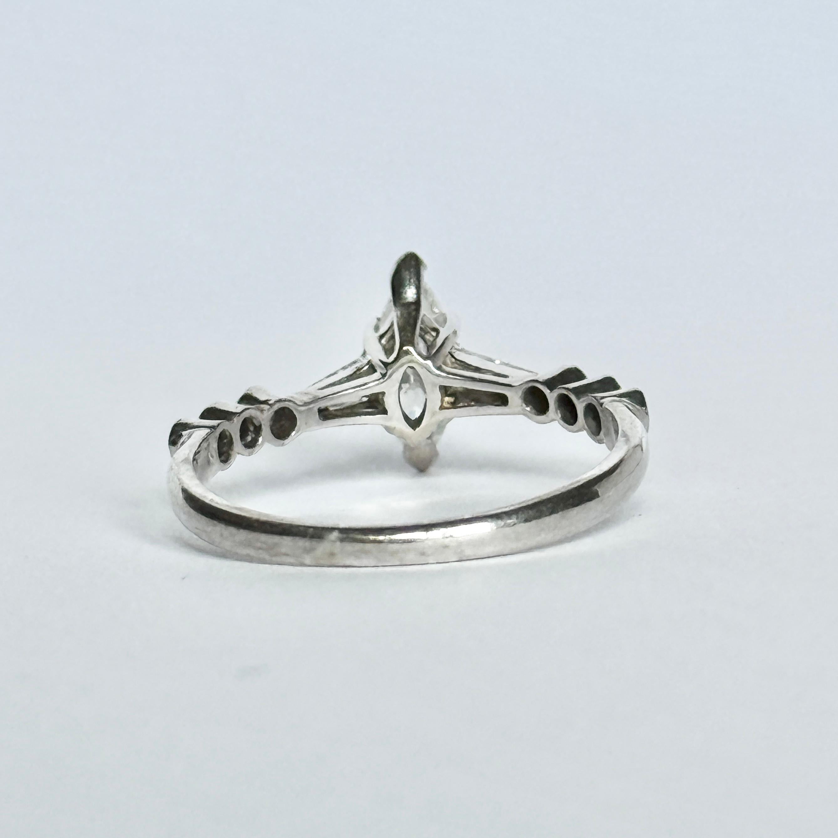 Anello con diamante marquise vintage degli anni '40 in oro bianco a 18 carati certificato in vendita 1