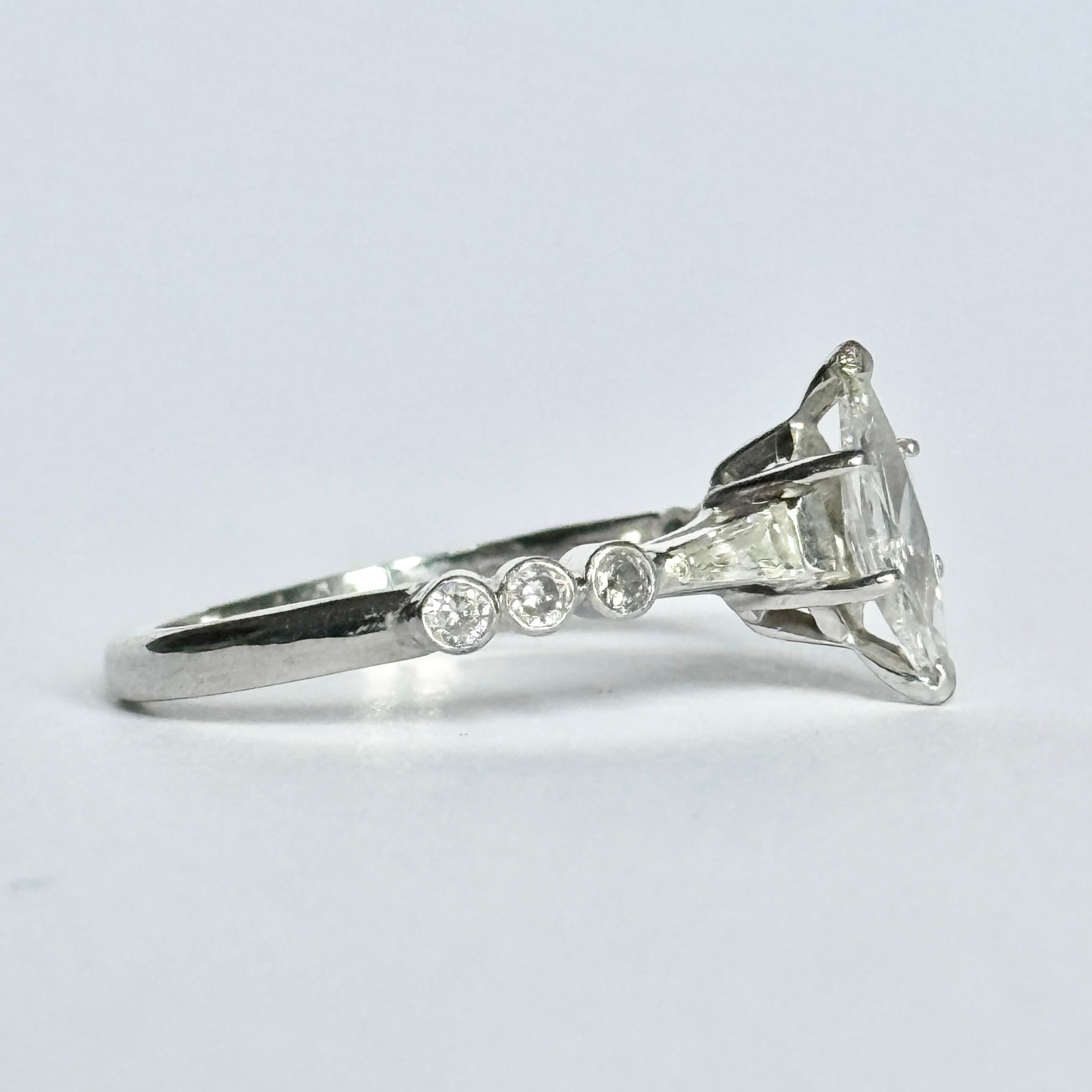 Anello con diamante marquise vintage degli anni '40 in oro bianco a 18 carati certificato in vendita 2