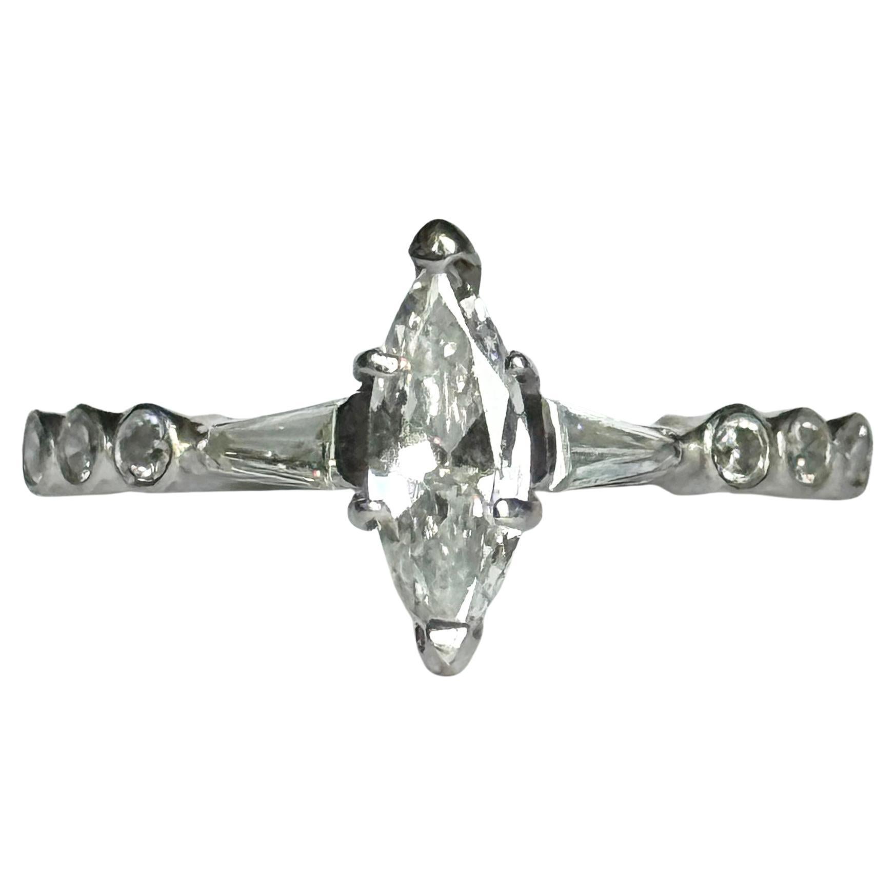 Anello con diamante marquise vintage degli anni '40 in oro bianco a 18 carati certificato in vendita
